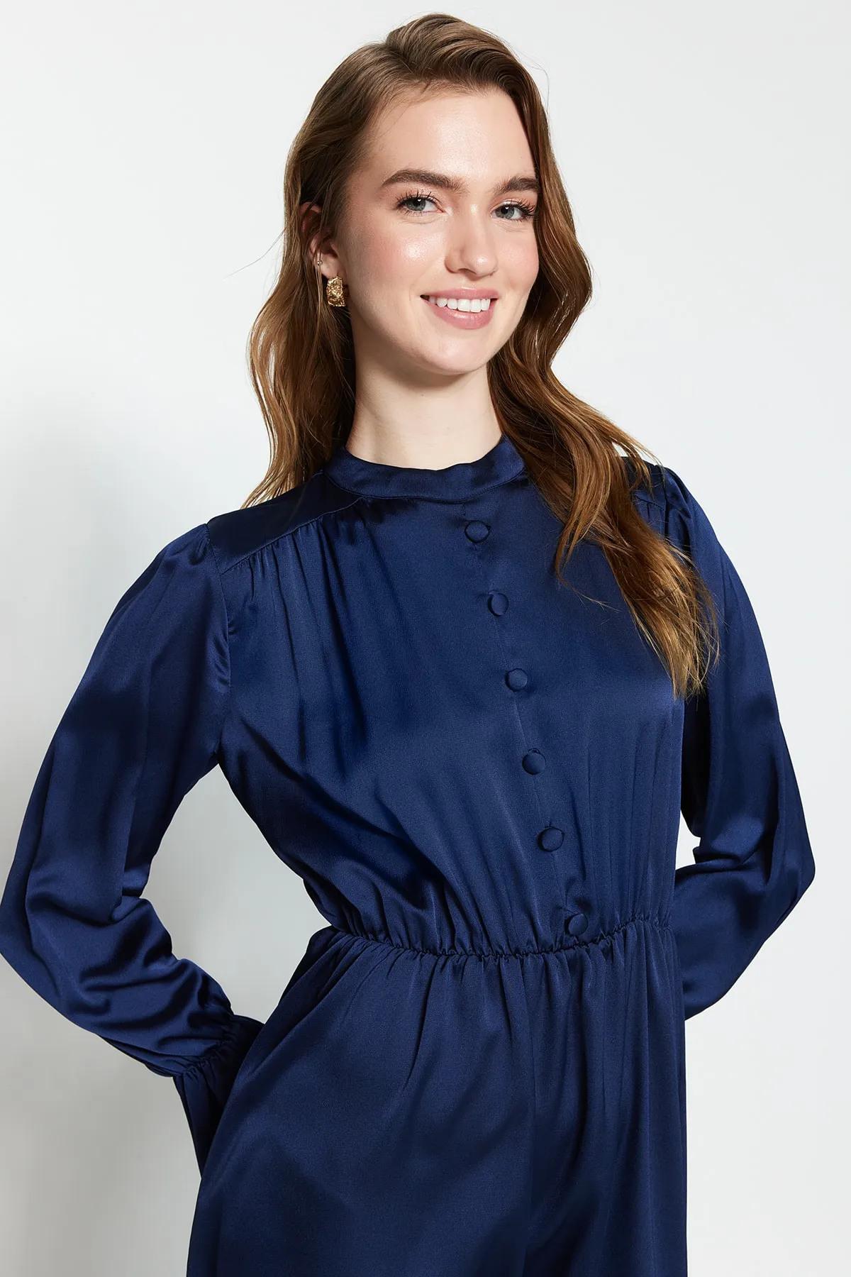 Trendyol Modest  Indigo Brit Detailliertes Satingewebe-Abendkleid TCTSS22EB0090