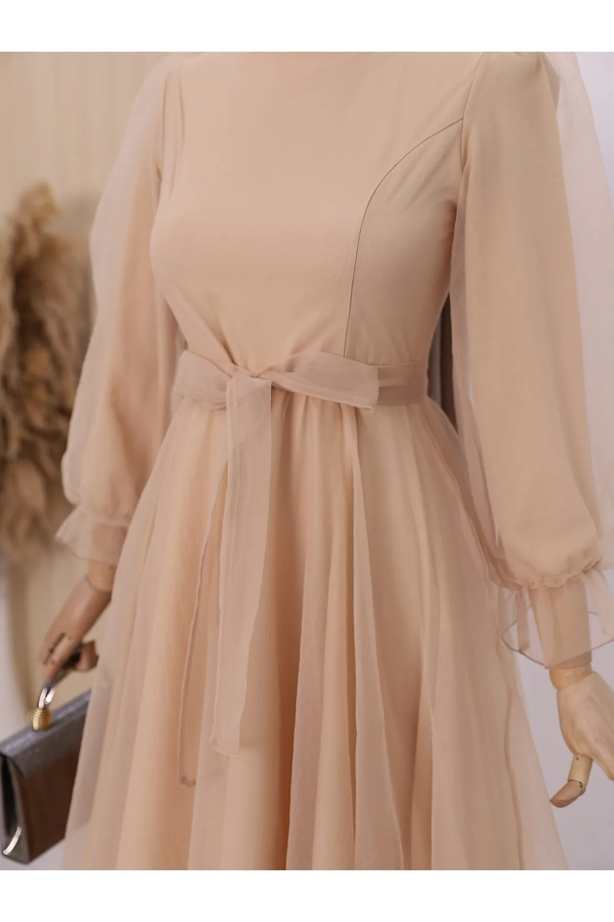 Modamorfo  Abendkleid aus Tüll mit Gürtel, Puffärmeln und Rock