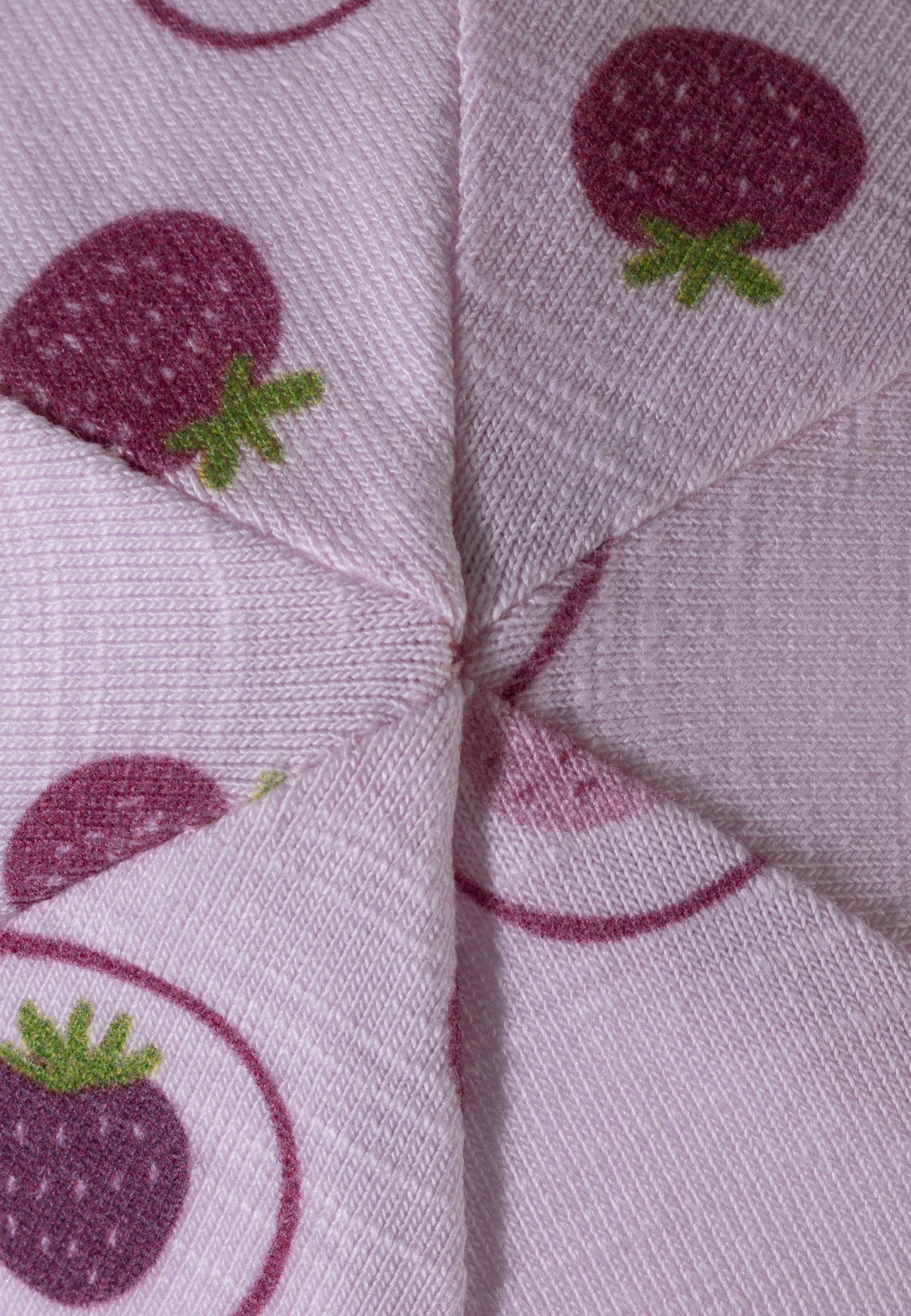 Beanie bedruckt mit vielen kleinen Erdbeeren in rosa