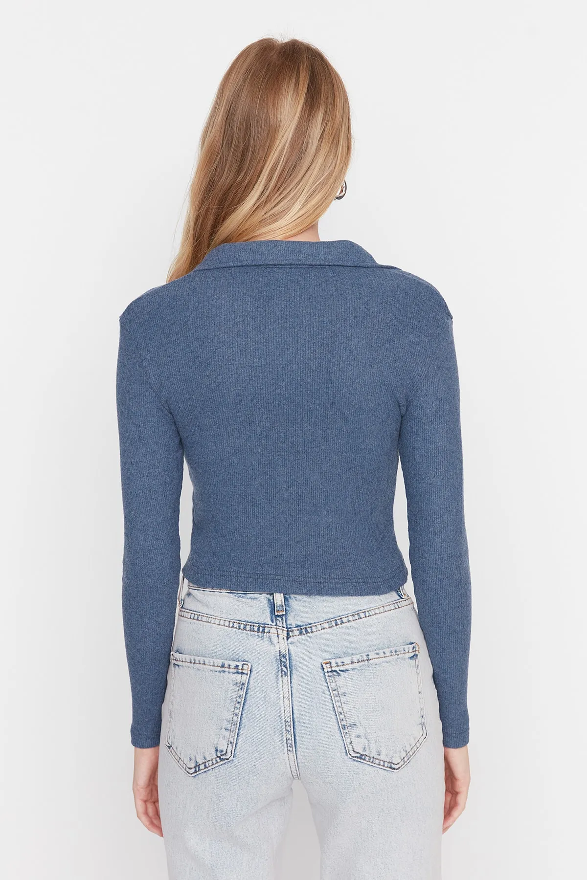 Trendyol Collection  Indigofarbene, eng anliegende, eng anliegende, gerippte, dehnbare Strickbluse mit Polokragen und Knöpfen TWOAW22BZ0522