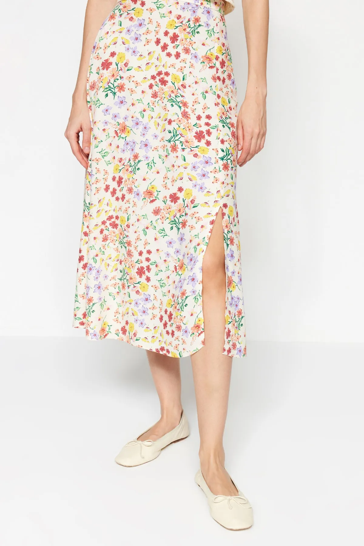 Trendyol Collection  Ecrufarbener Midi-Webrock aus Viskosestoff mit detailliertem Blumenmuster und Schlitz TWOSS20ET0230