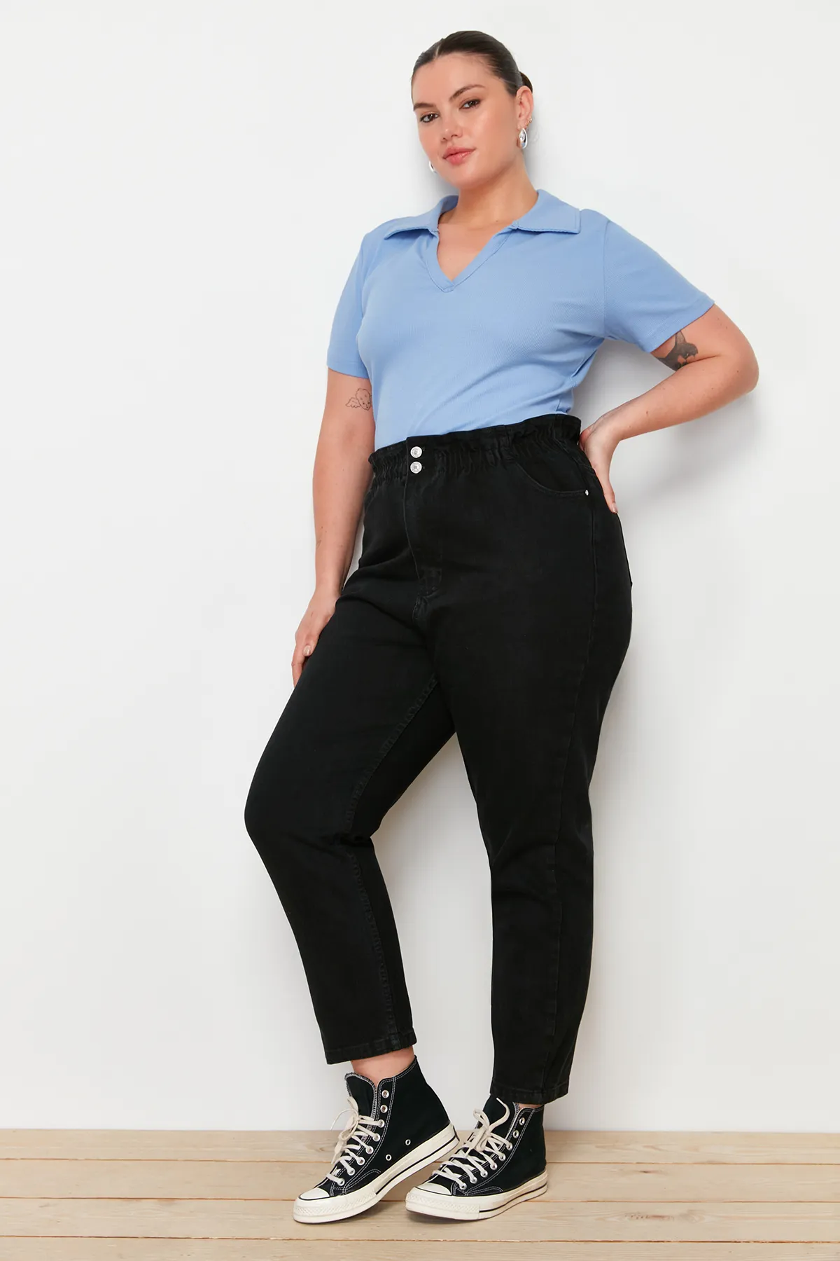 Trendyol Curve  Anthrazitfarbene Mom-Jeans mit hoher Taille und elastischem Bund TBBSS22JE00009