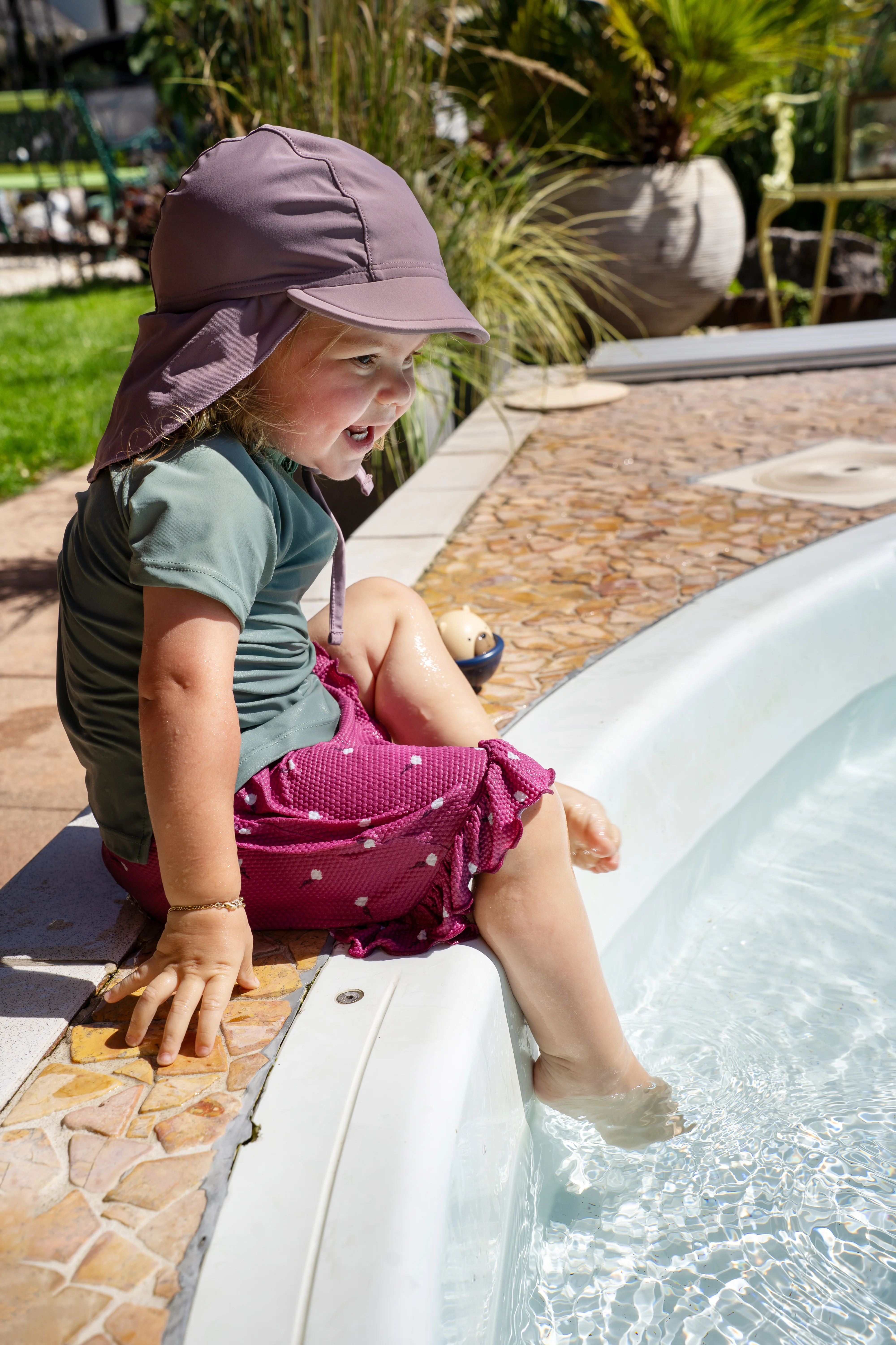 Kinder Badeshorts bedruckt mit kleinen Blumen