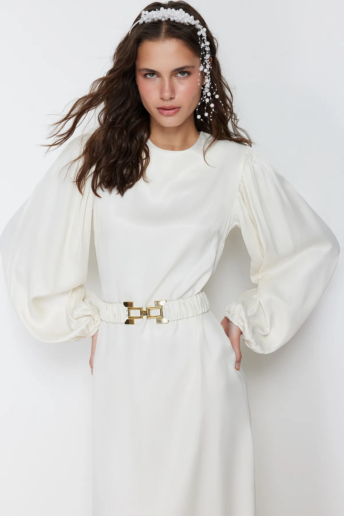 Trendyol Modest  Ecru Satin gewebtes Brauthochzeits-/besonderes Anlass-langes Abendkleid TCTSS24DB00041