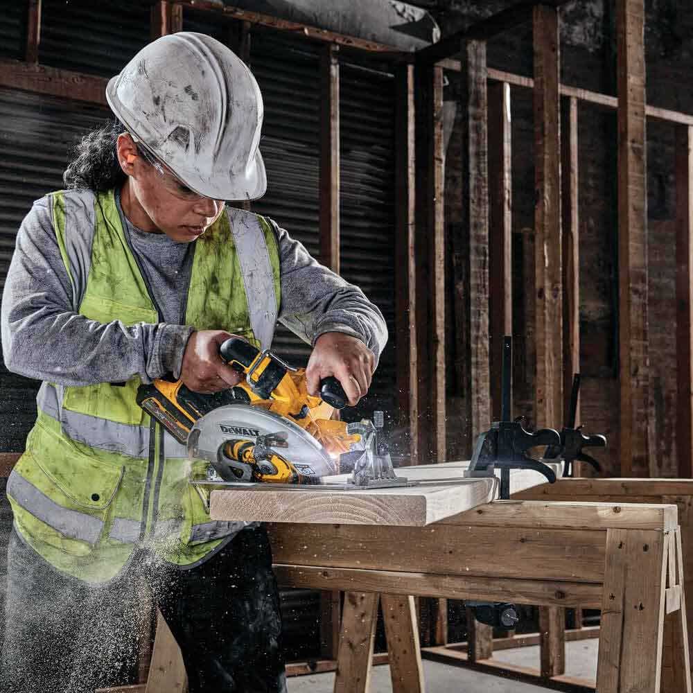 DEWALT 18V Brushless XR FLEXVOLT Advantage 6.0AH Circular Saw Kit DCS573T1-XE