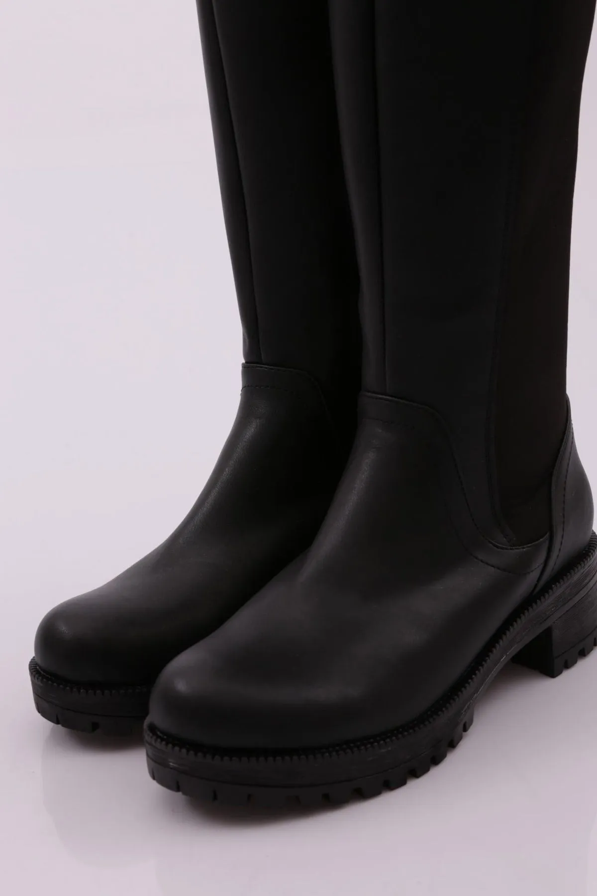 DGN  Modell 601 – Kniehohe Stretchstiefel für Damen in Schwarz, 20.000