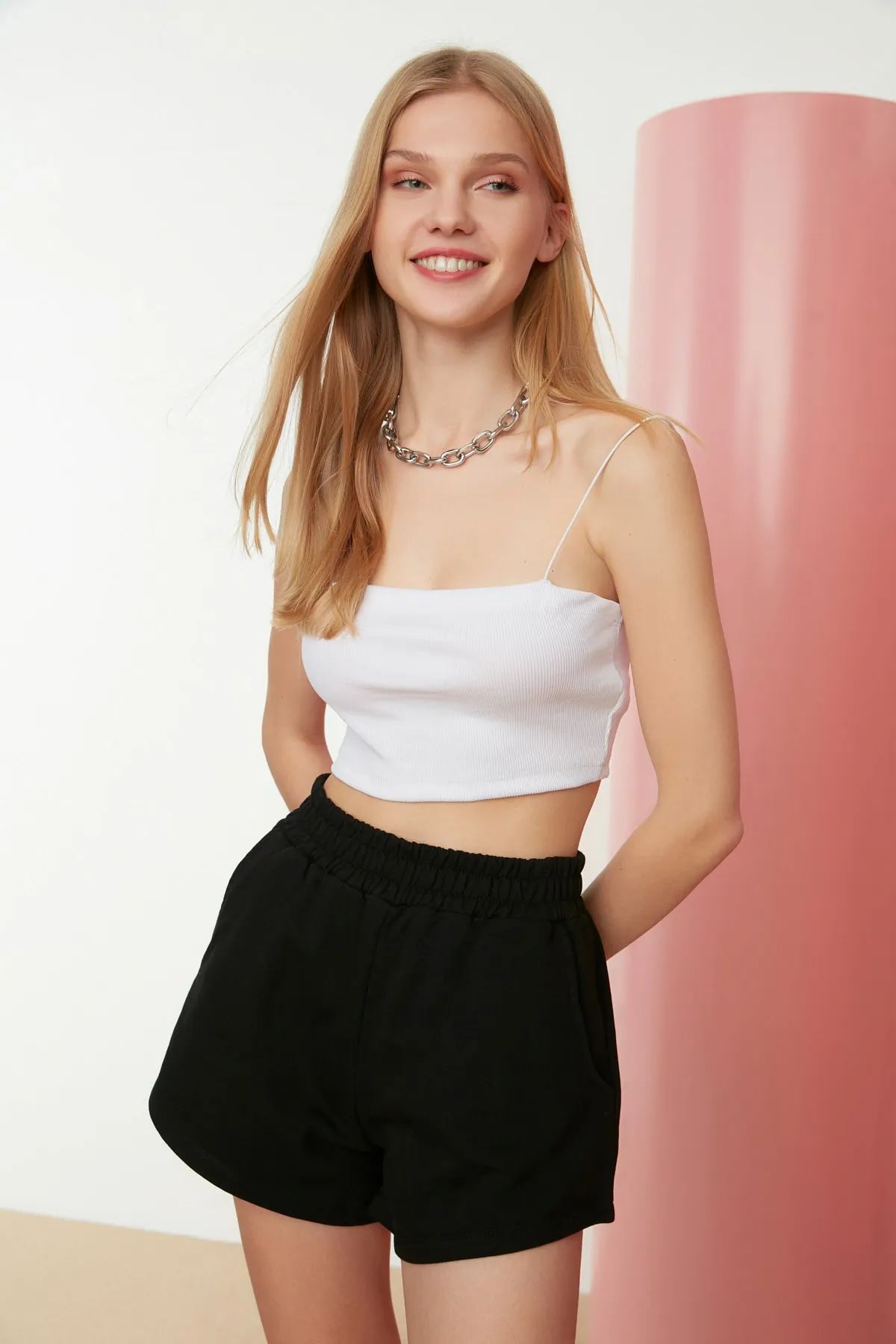 Trendyol Collection  Schwarze Stretch-Strickshorts mit hoher Taille TWOSS21SR0086