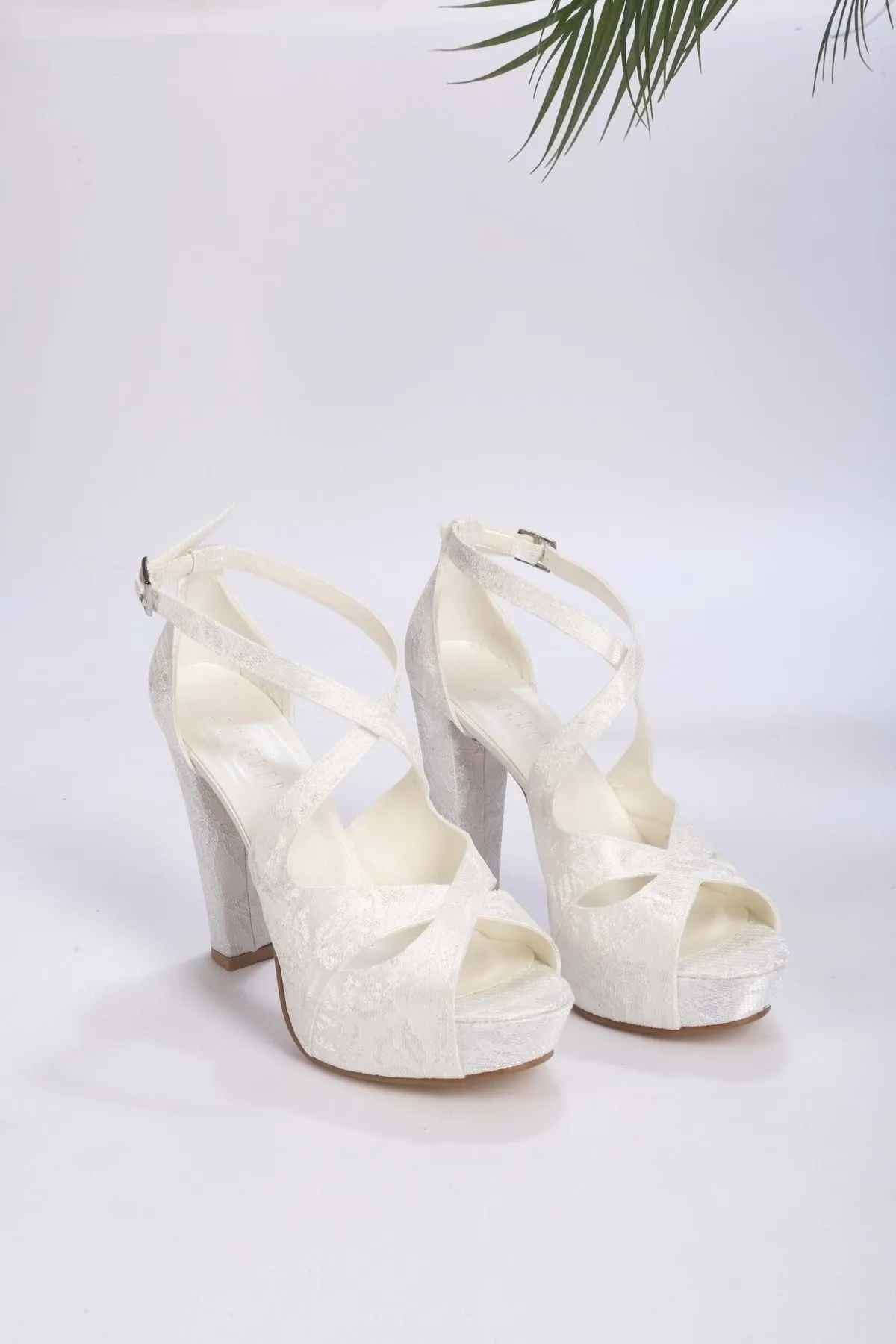Shoeberry  Damen-Burdena-Schuhe mit weißem Spitzen-Plateau und Absatz