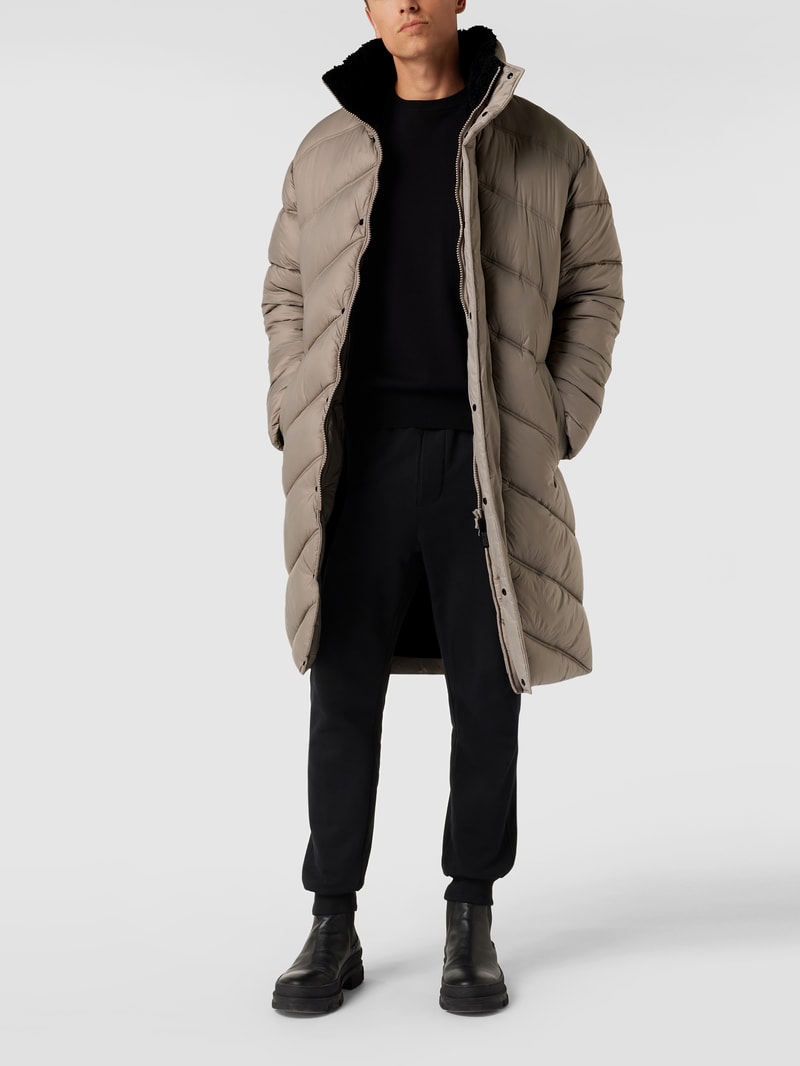 Steppmantel mit Stehkragen in taupe