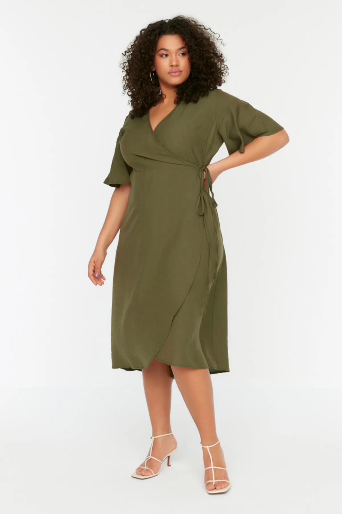 Trendyol Curve  Khakifarbenes, gewebtes, zweireihiges Kleid mit Kragen und Krawattendetails TBBSS22EL1564