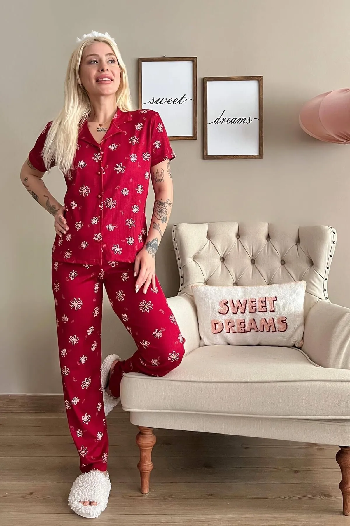 Pijamaevi  Kurzärmliger Damenpyjama mit rotem Gänseblümchenmuster und gestrickter Vorderseite mit Knöpfen
