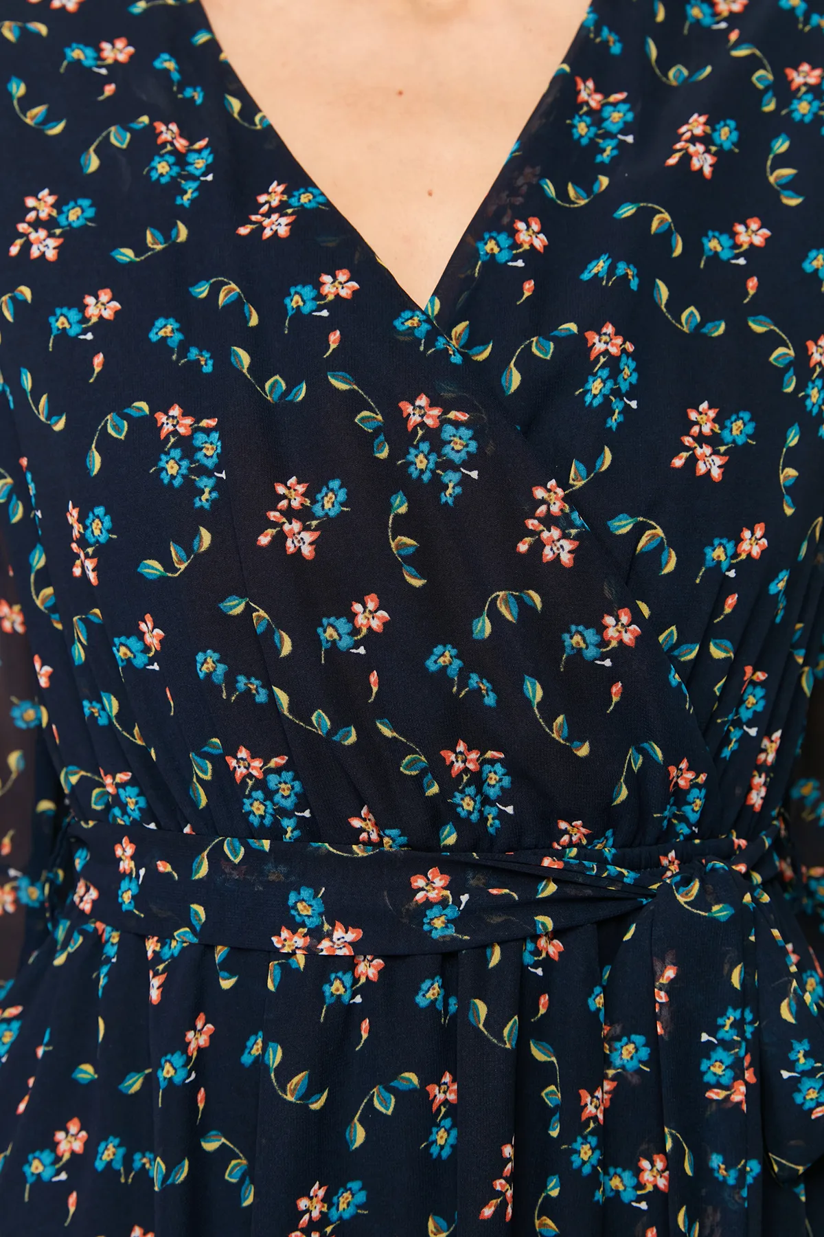 Trendyol Collection  Marineblaues, zweireihiges, gefüttertes Chiffon-Webkleid mit Blumendruck und Gürtel TWOAW20EL1628
