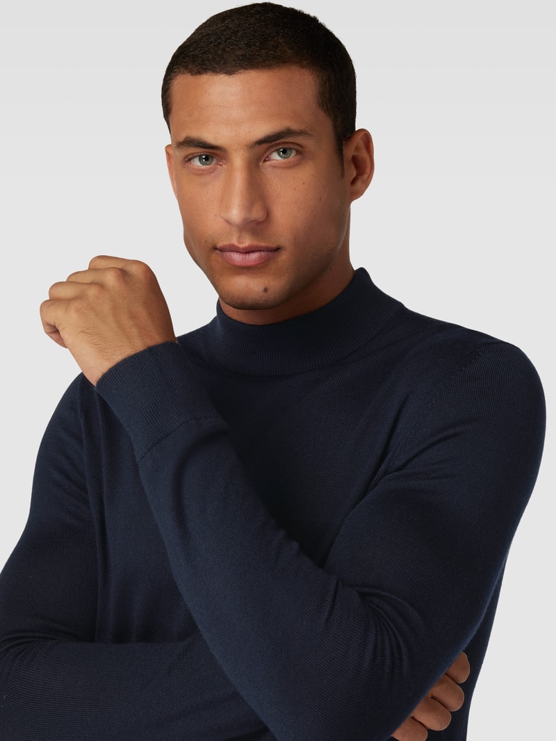 Strickpullover mit Rollkragen in marineblau