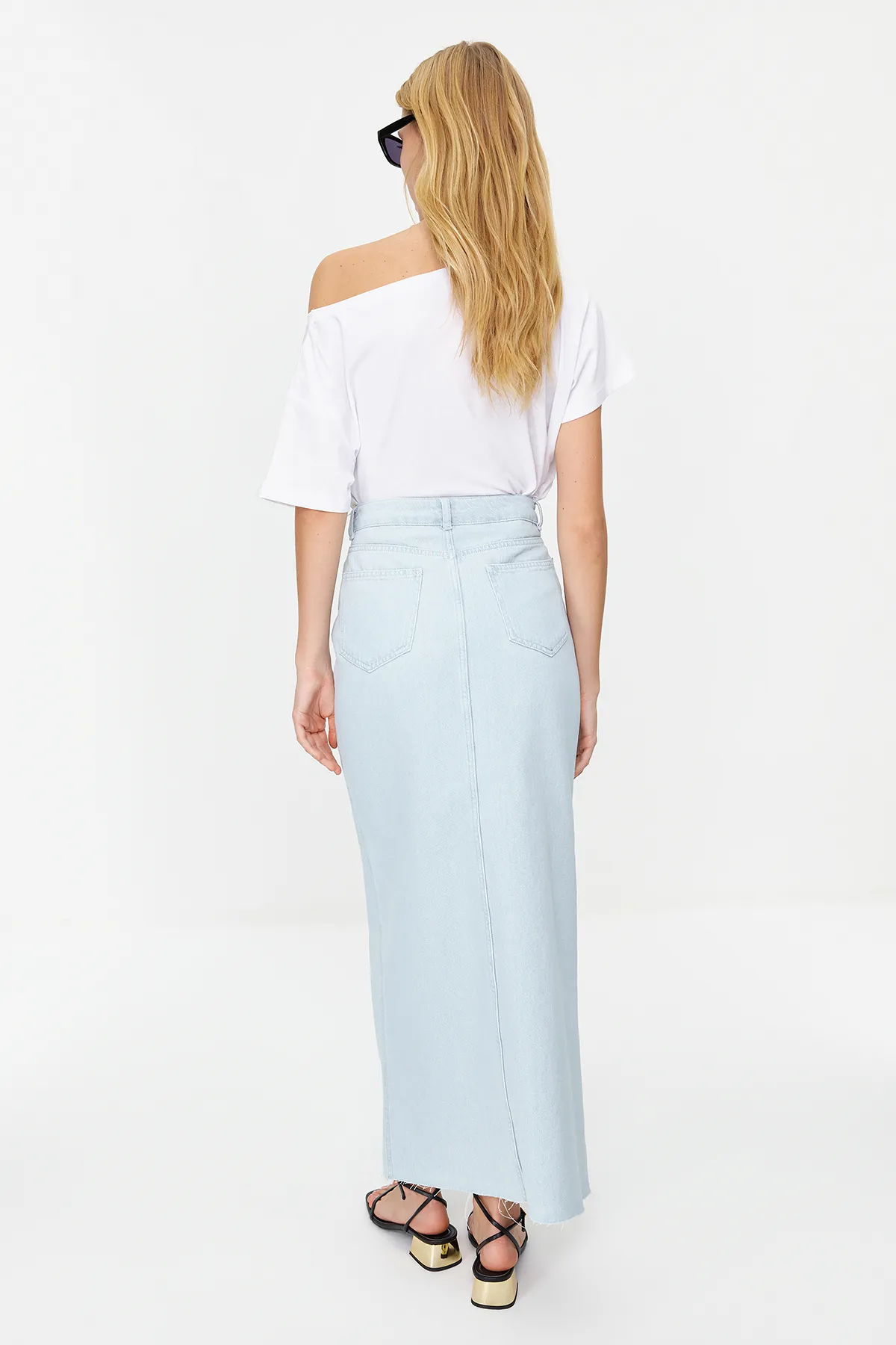 Trendyol Collection  Hellblauer, geschlitzter Maxi-Jeansrock mit hoher Taille TWOSS24ET00014