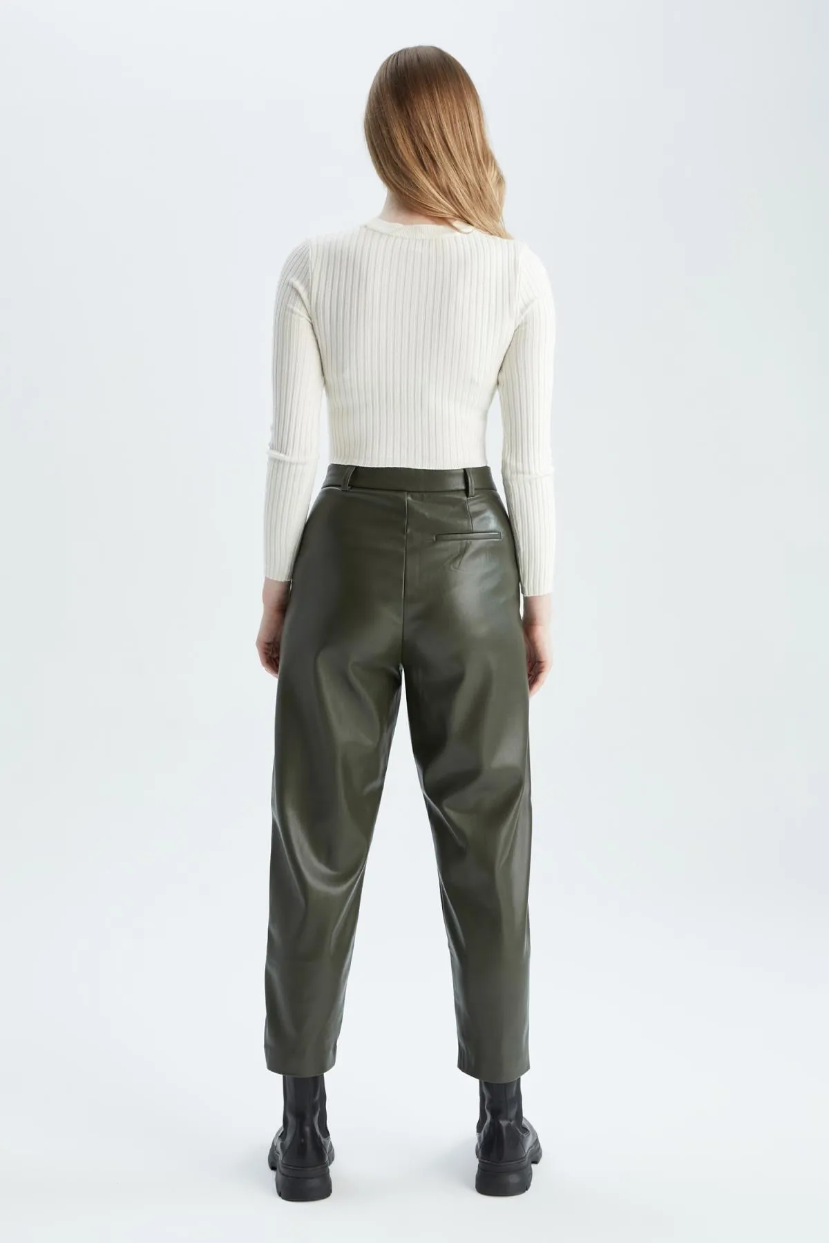 DeFacto  Karottenhose aus Kunstleder mit Taschen und Taschen