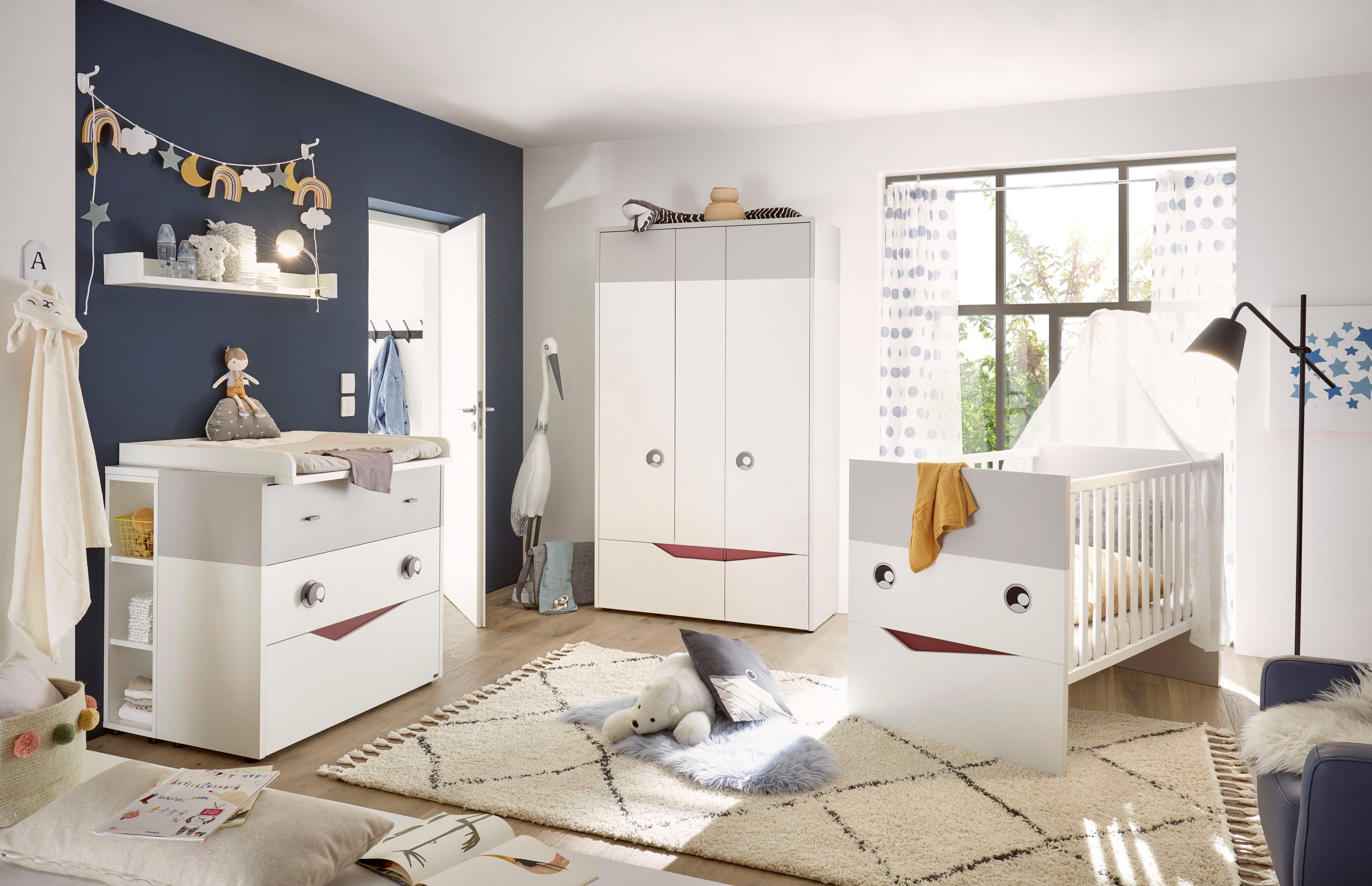 GALLERY M branded by Musterring Babyzimmer-Komplettset, (Set, 5-St), breiter Kleiderschrank, inkl. 1 Unterstellregal für die Wickelkommode