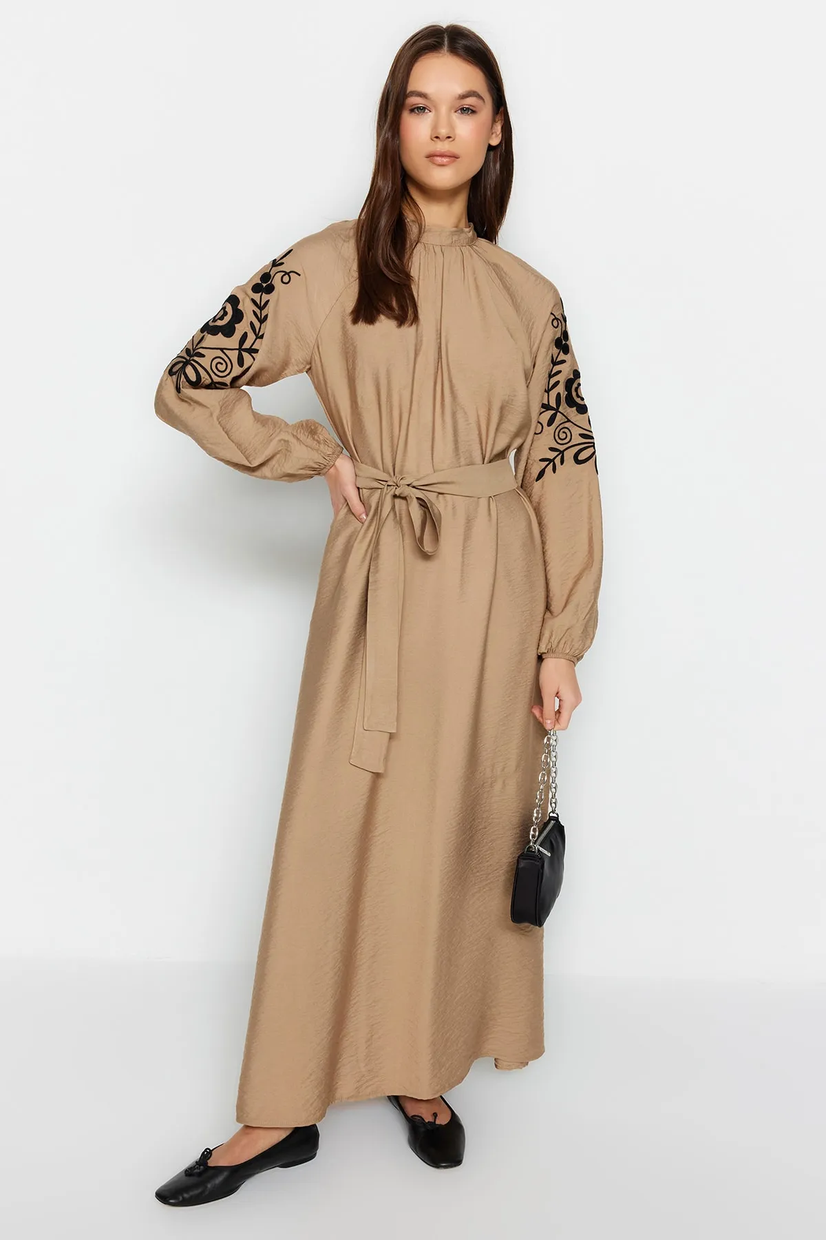 Trendyol Modest  Beigefarbenes Kleid mit Gürtelstickerei, weitem Schnitt und gewebter Leinenoptik TCTSS23EB00224