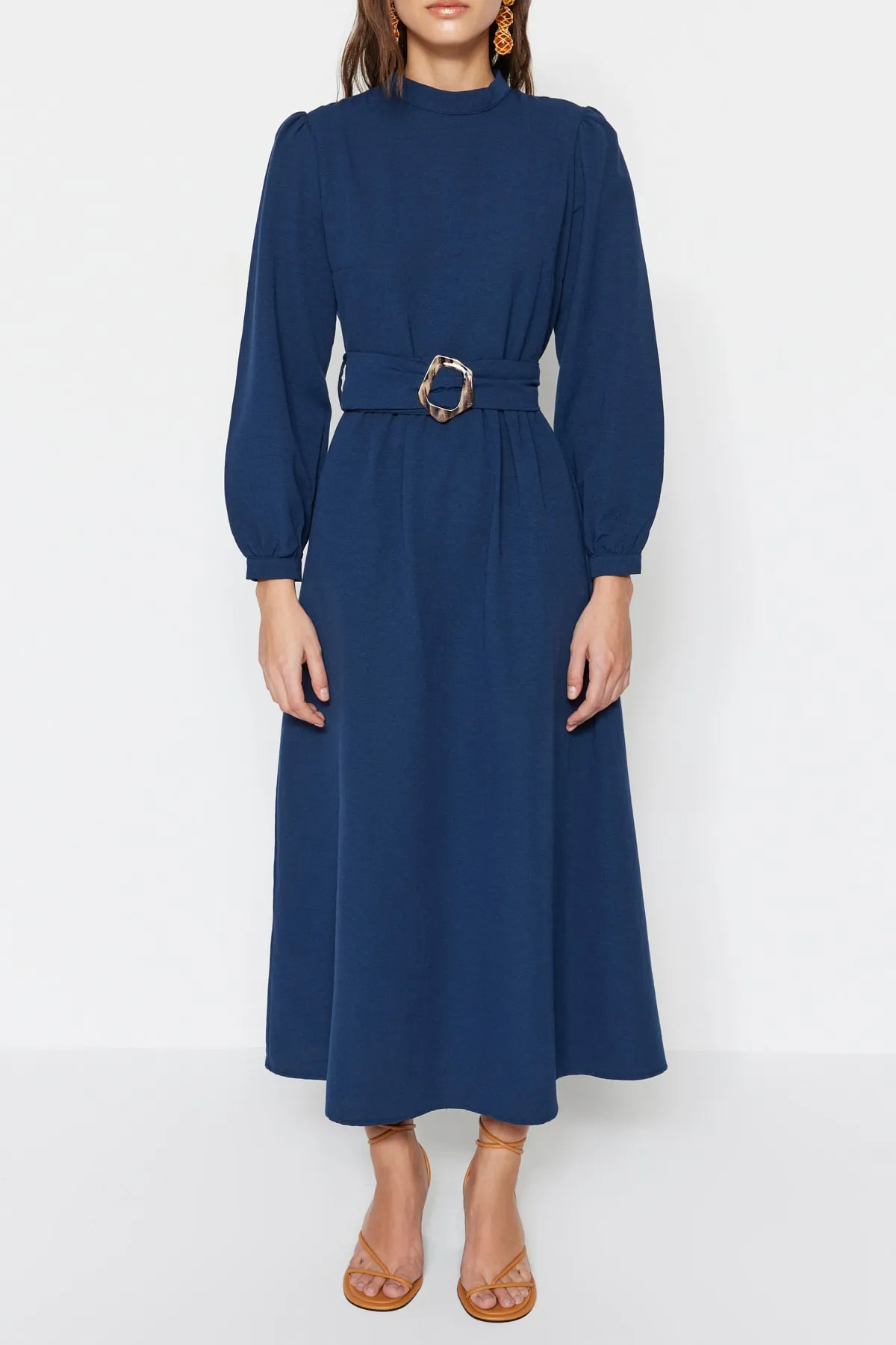 Trendyol Modest  Marineblaues gewebtes Kleid mit Stehkragen und Gürtel in Leinenoptik TCTSS23EB00018