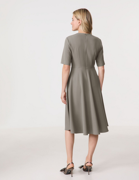 Elegantes Kleid mit ausgestelltem Rockteil