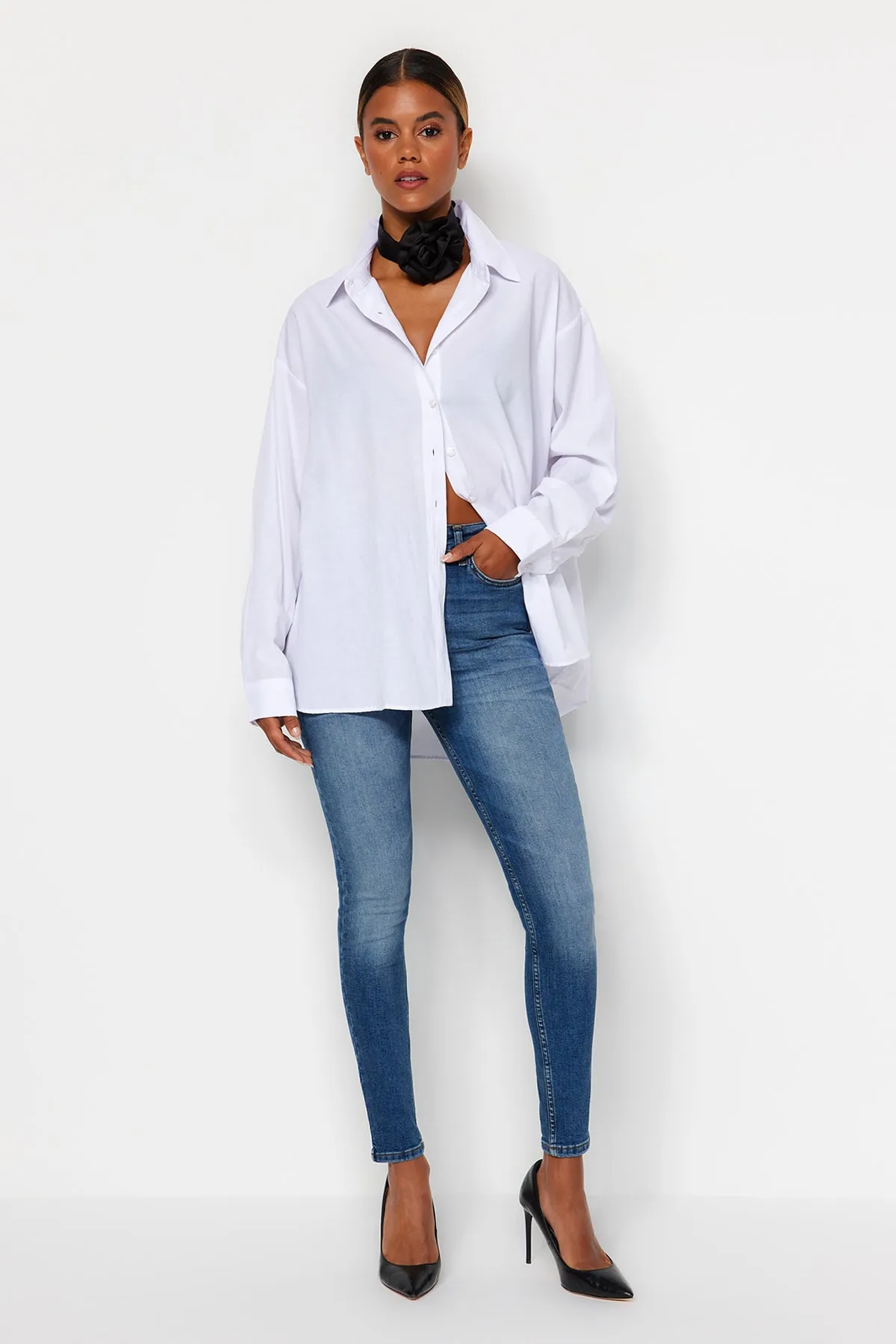 Trendyol Collection  Blaue Röhrenjeans mit normaler Taille TWOAW24JE00067