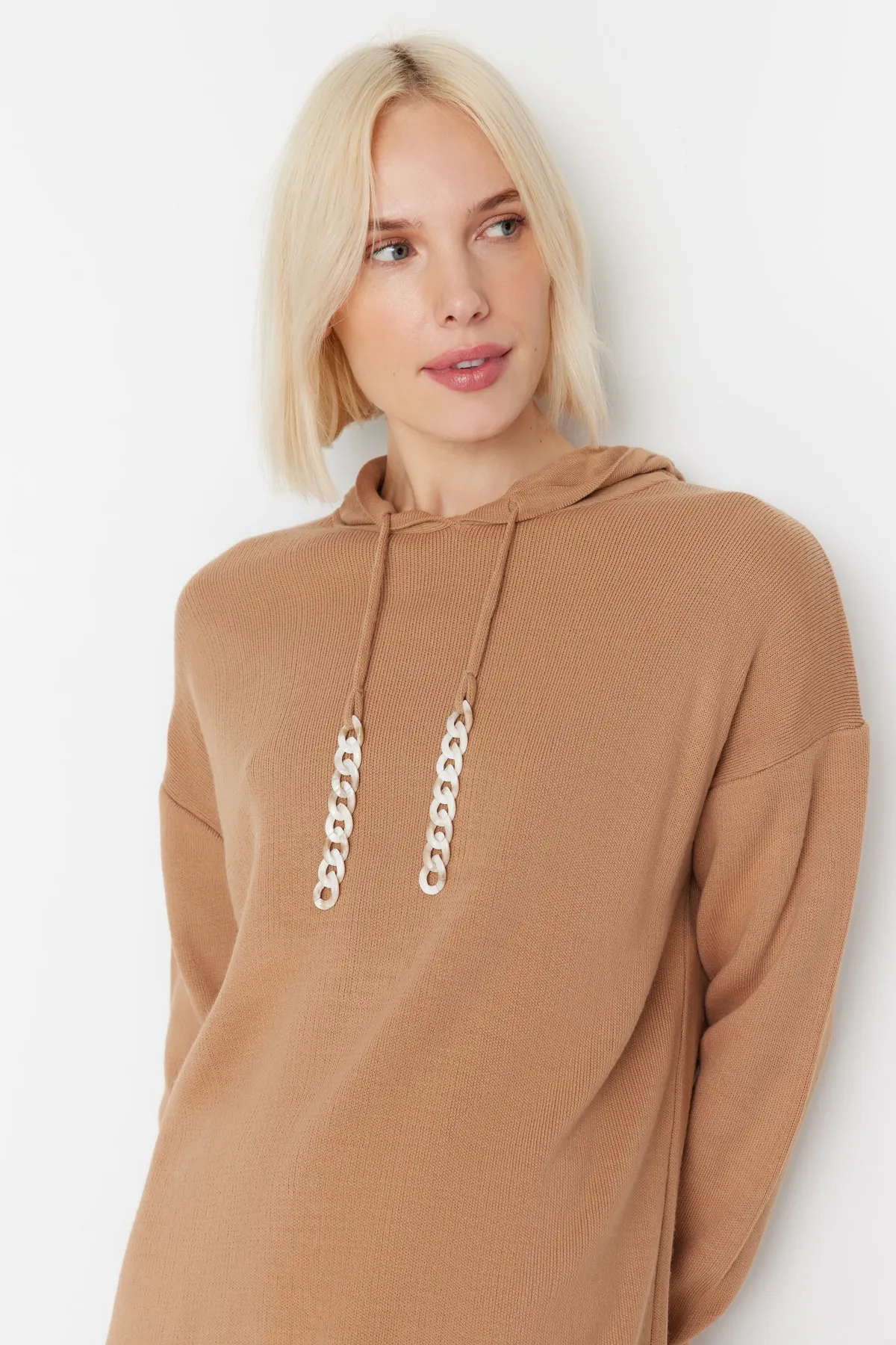 Trendyol Modest  Kamelfarbenes Strickset aus Pullover und Hose mit Kettendetail TCTAW23US00117