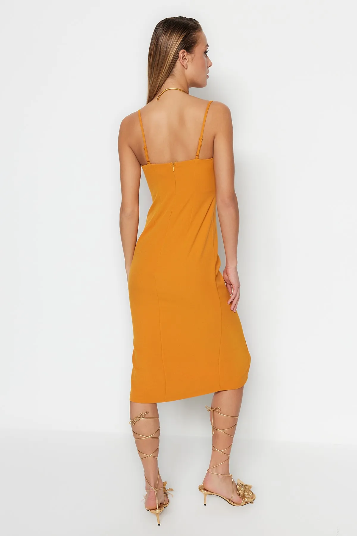 Trendyol Collection  Orangefarbenes, figurbetontes, gewebtes, detailliertes, elegantes Abendkleid TPRSS23EL00223