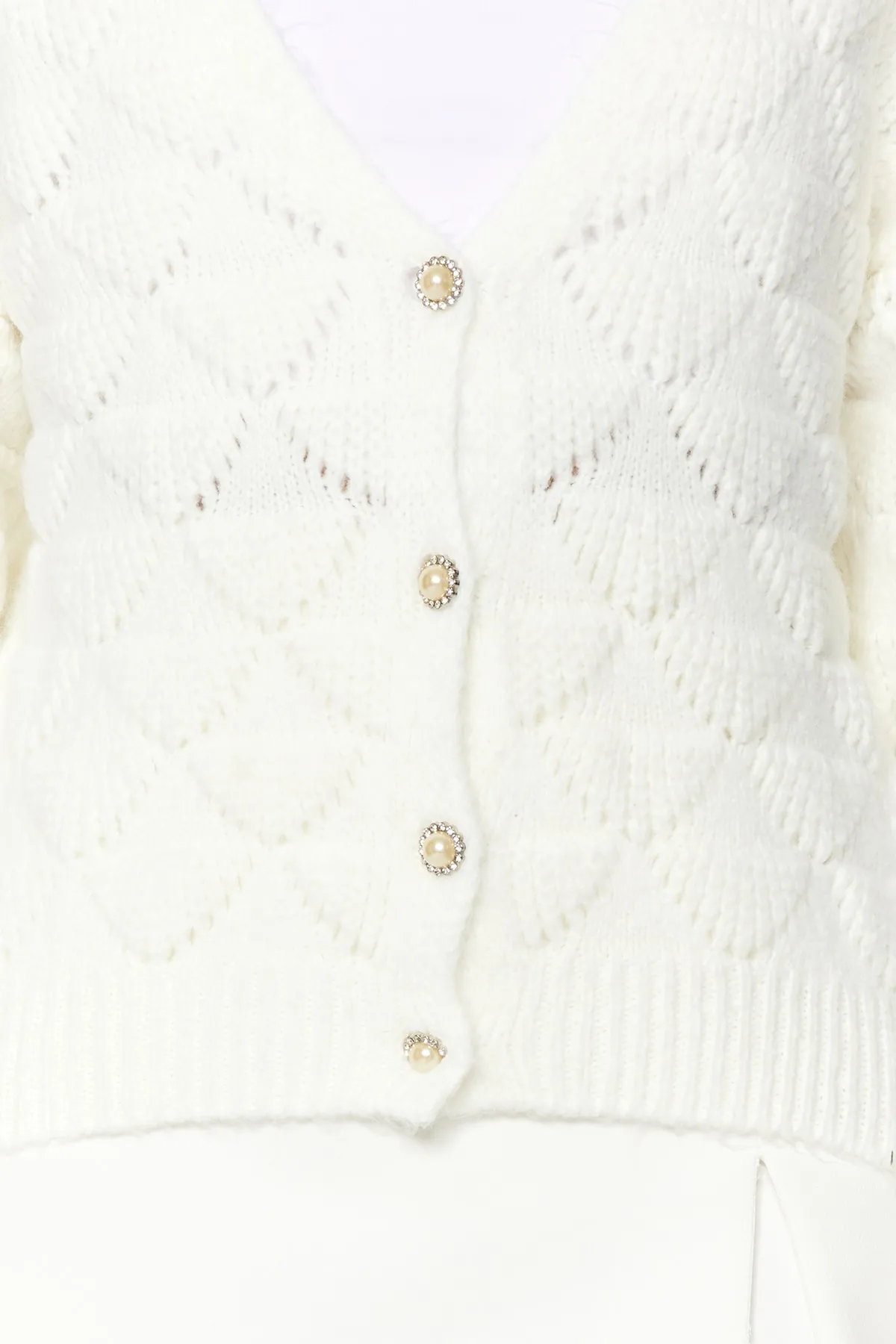 Trendyol Collection  Ecrufarbene Strickjacke mit Lochmuster TWOAW24HI00311