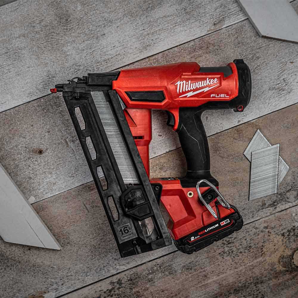 Pregador pneumático de acabamento Milwaukee Fuel 18V, calibre 16, ângulo reto de 20 graus, modelo M18FN16GA-0C