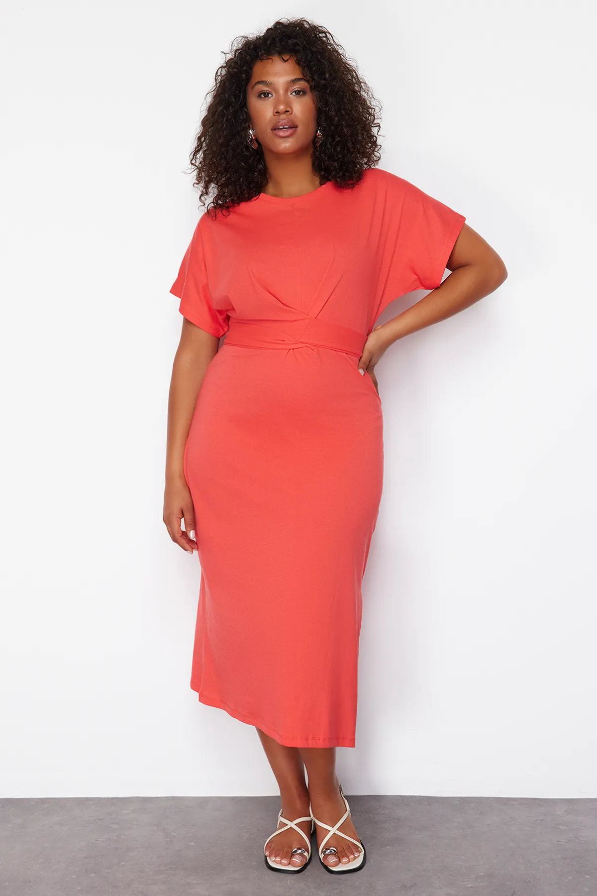 Trendyol Curve  Rotes gerade geschnittenes Strickkleid mit Schlitz und Krawattendetail TBBSS22EL1640