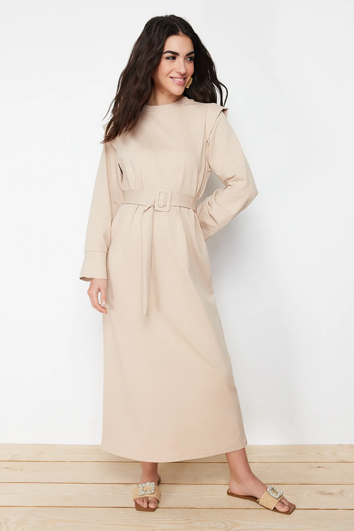 Trendyol Modest  Beigefarbenes Strickkleid mit Gürtel und Schulterdetail TCTSS24EB00120