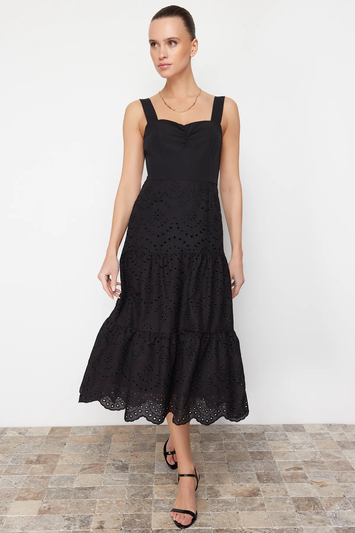 Trendyol Collection  Schwarzes Midikleid mit Taillenöffnung, gefüttert und bestickt, gewebtes Kleid TWOSS23EL00156