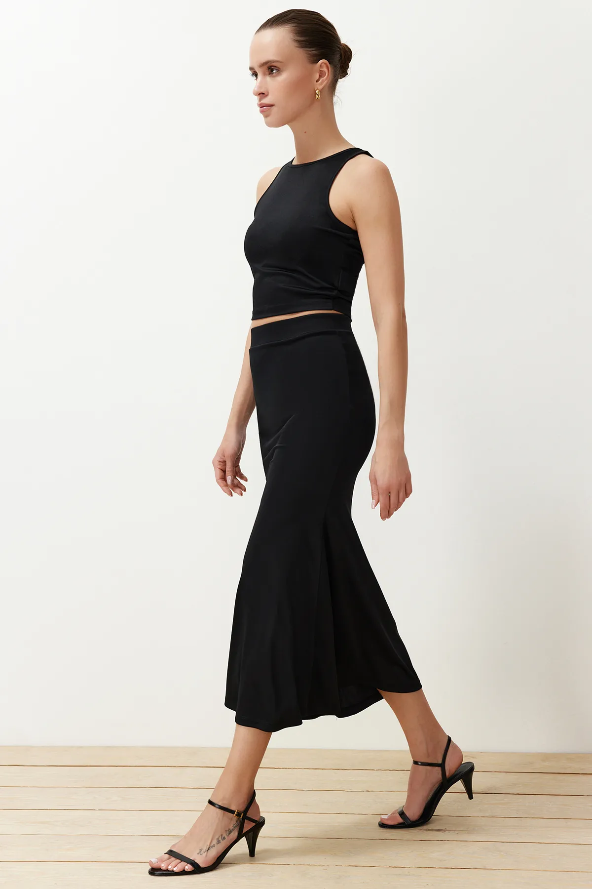 Trendyol Collection  Schwarzes Crop-Fitted/Body-Fitting Zero Arm Flexible Strick-Bottom-Upper-Set TWOSS24AU00030
