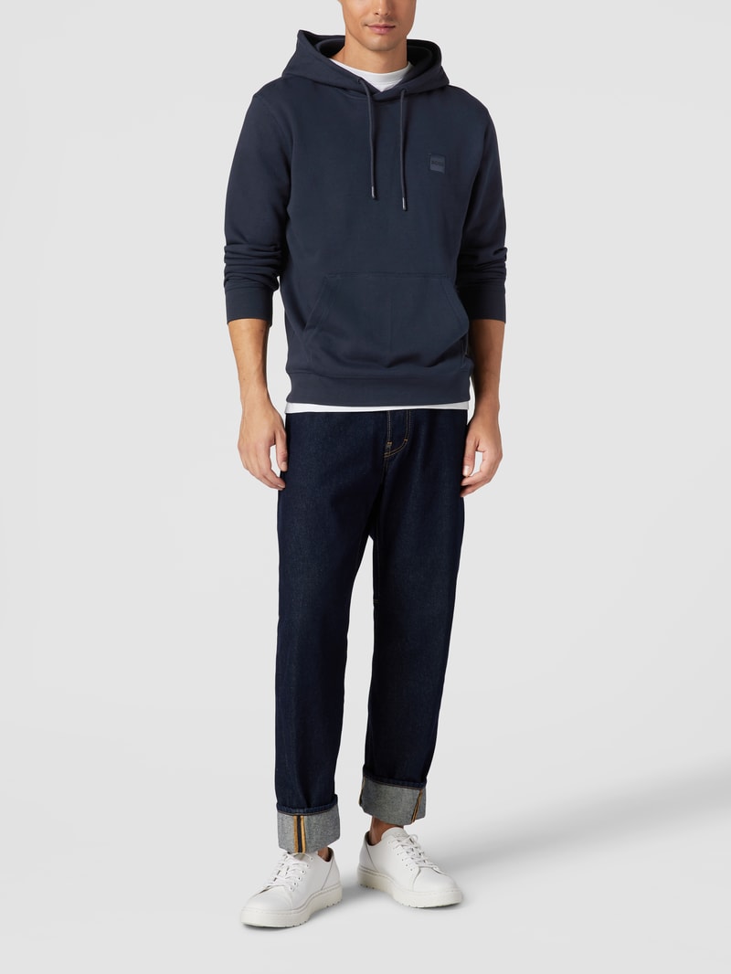 Hoodie mit Label-Detail und Känguru-Tasche Modell 'WETALK' in dunkelblau