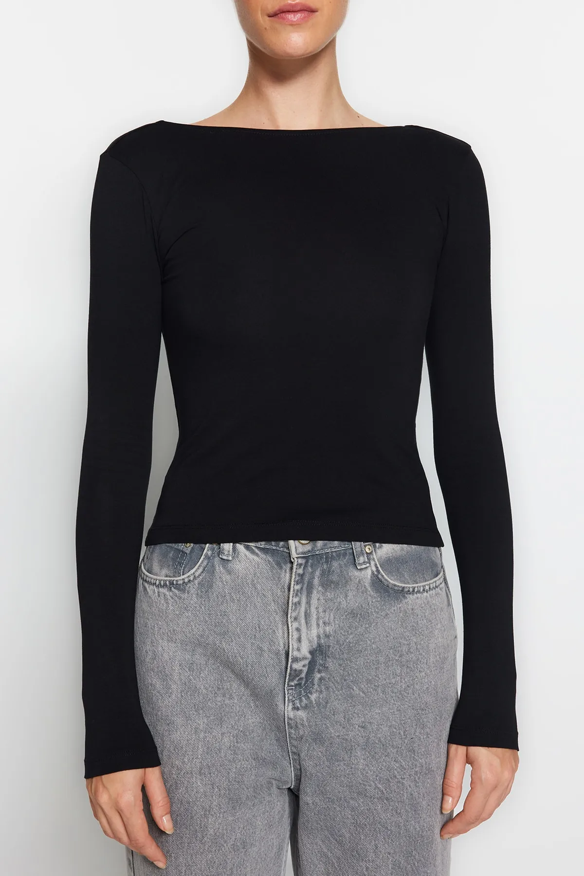 Trendyol Collection  Schwarze, dehnbare, rückenfreie, taillierte Bluse aus Baumwolle TWOAW24BZ00160