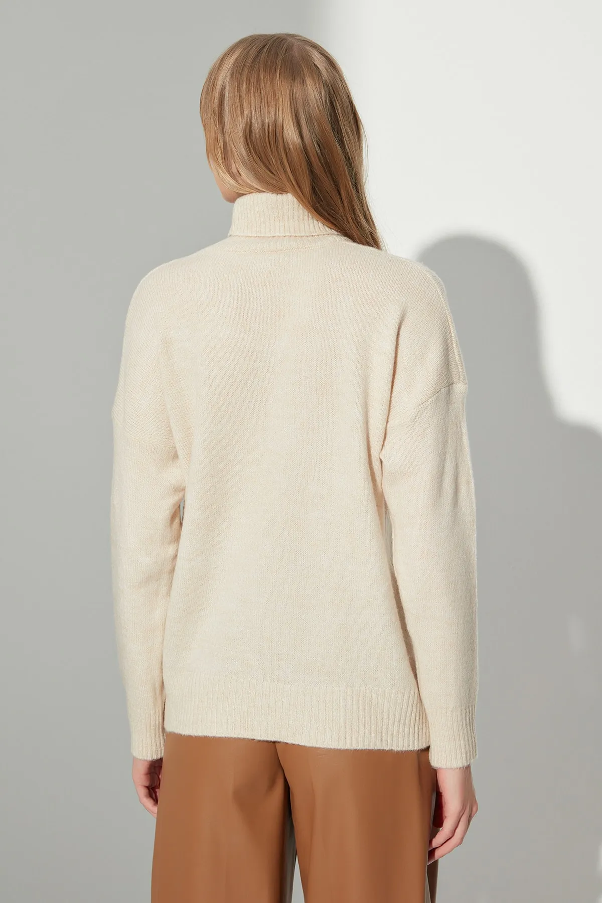 Trendyol Collection  Beiger Rollkragenpullover aus Wolle TWOAW23KZ00902