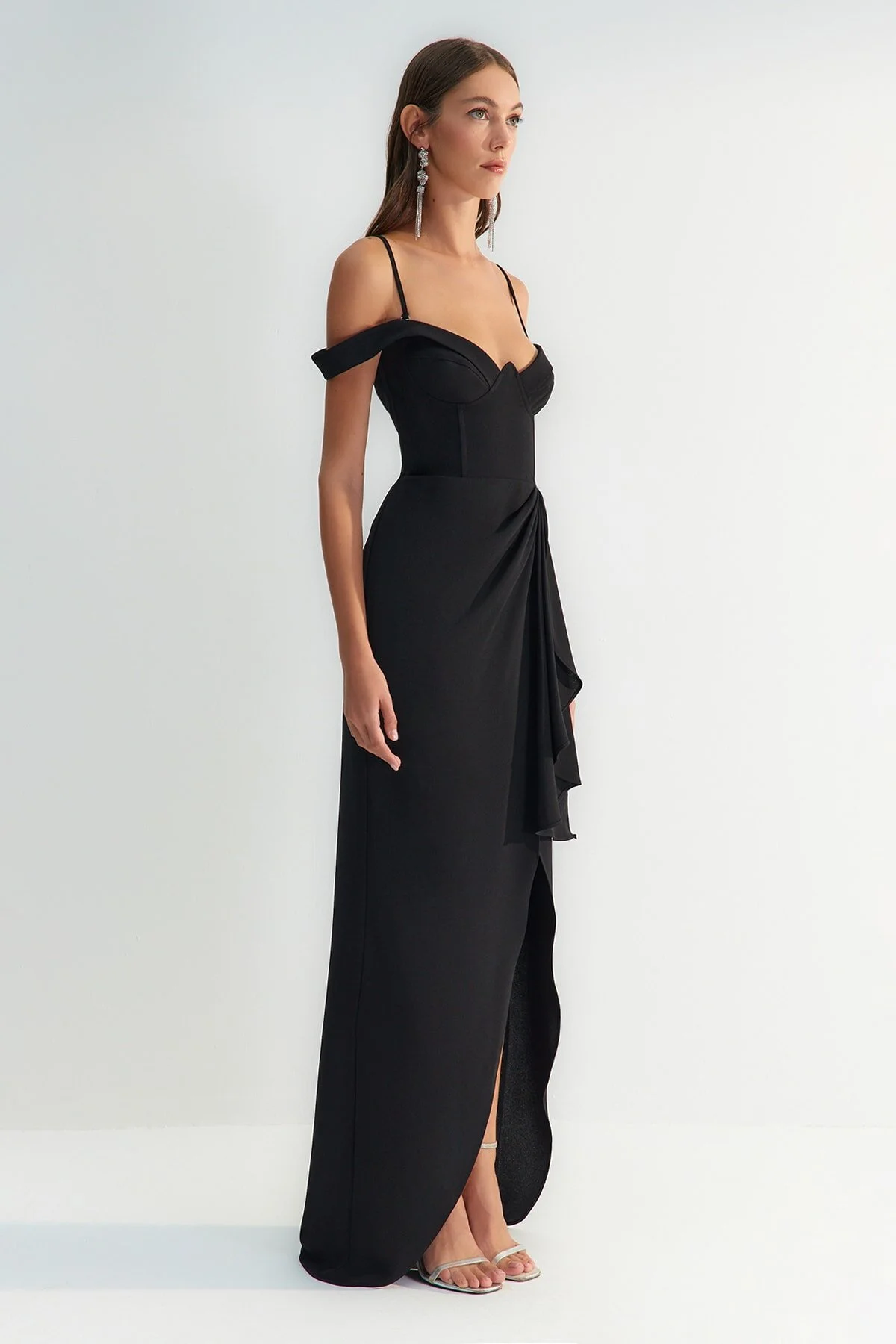 Trendyol Collection  X Zeynep Tosun Schwarzes Abend- und Abschlusskleid mit Volant TCLSS23AE00011