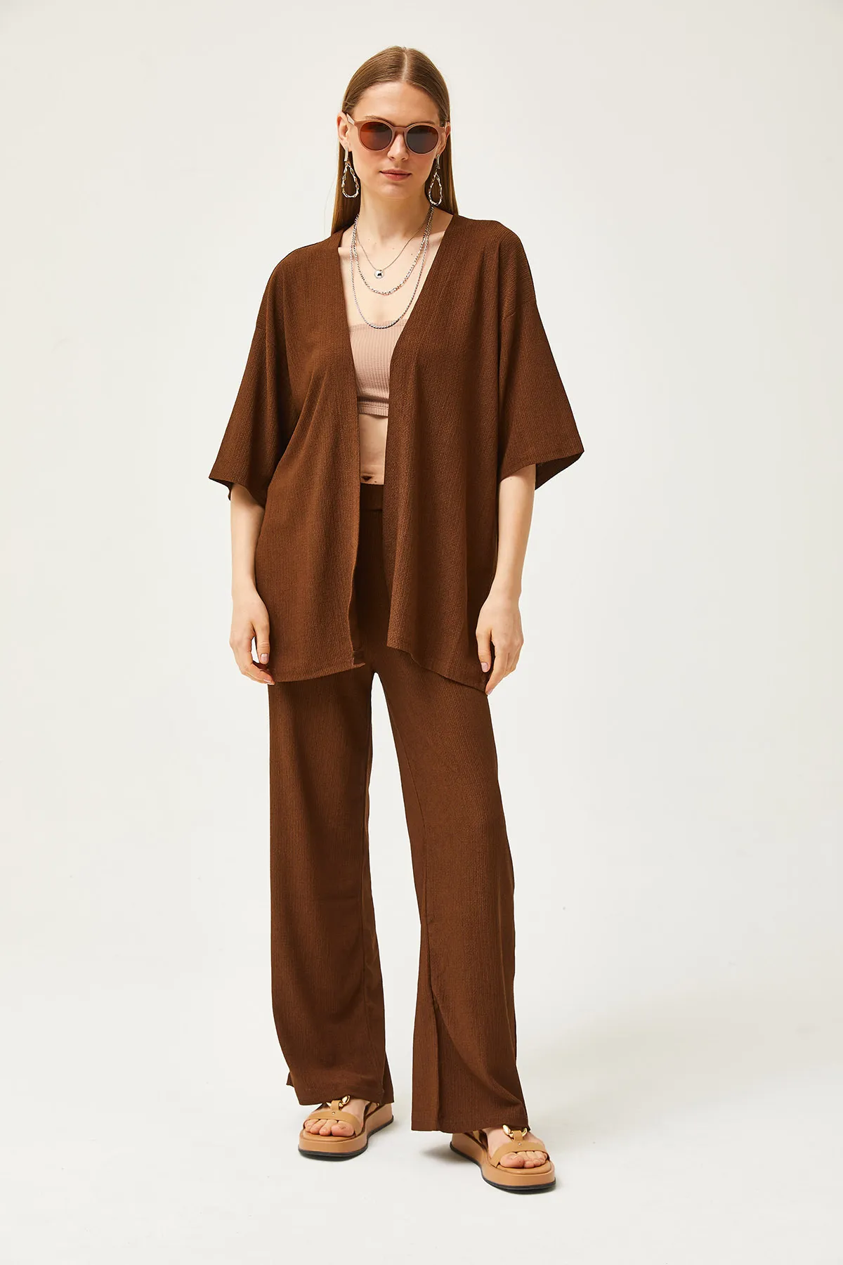 Olalook  Bitterbraunes Set aus Oberteil und Kimono sowie Hose für Damen TKM-19000280
