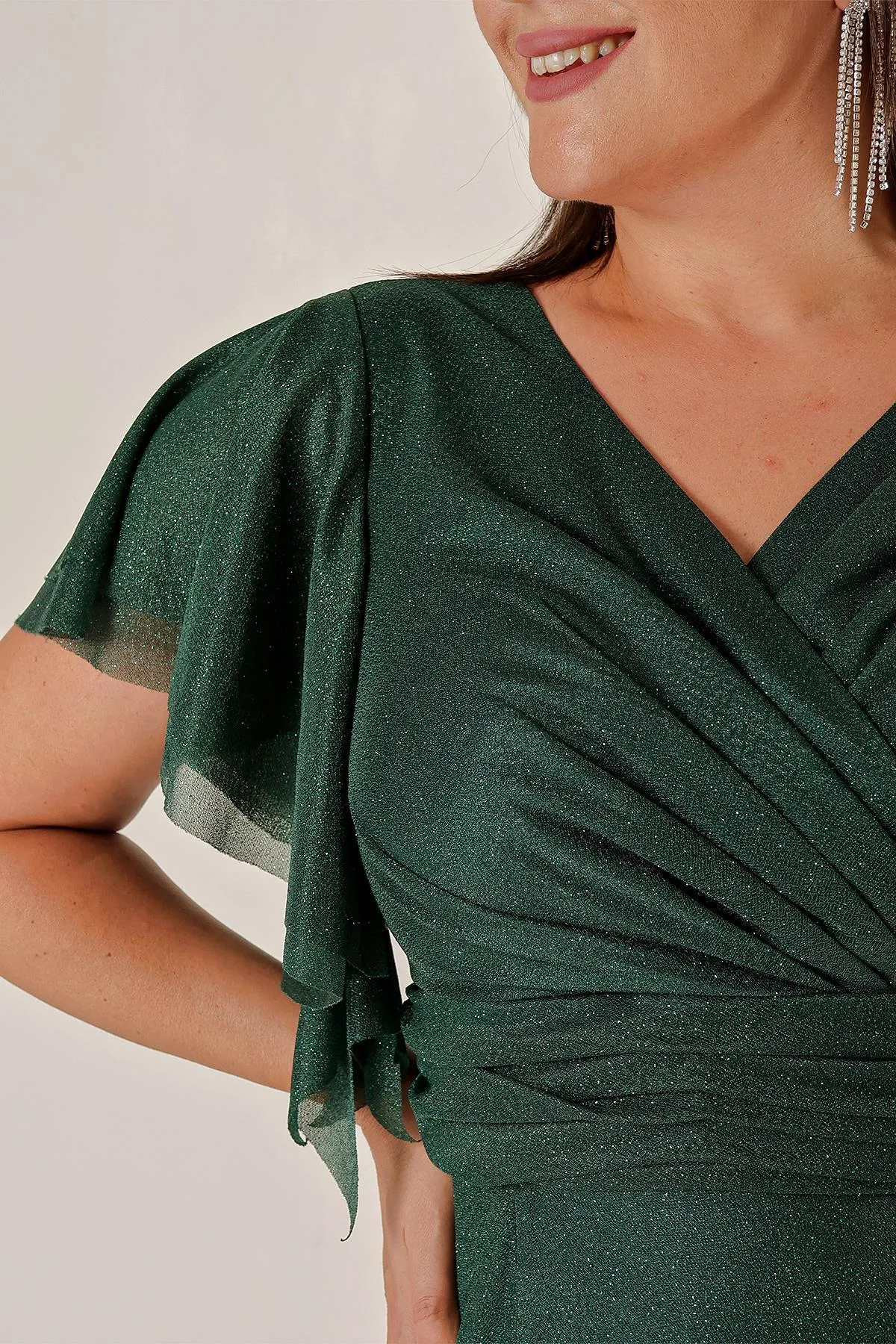 By Saygı  Langes Lurex-Kleid in Übergröße mit zweireihigem Ausschnitt vorne, drapierten, gefütterten Ärmeln, Volant und Schlitz