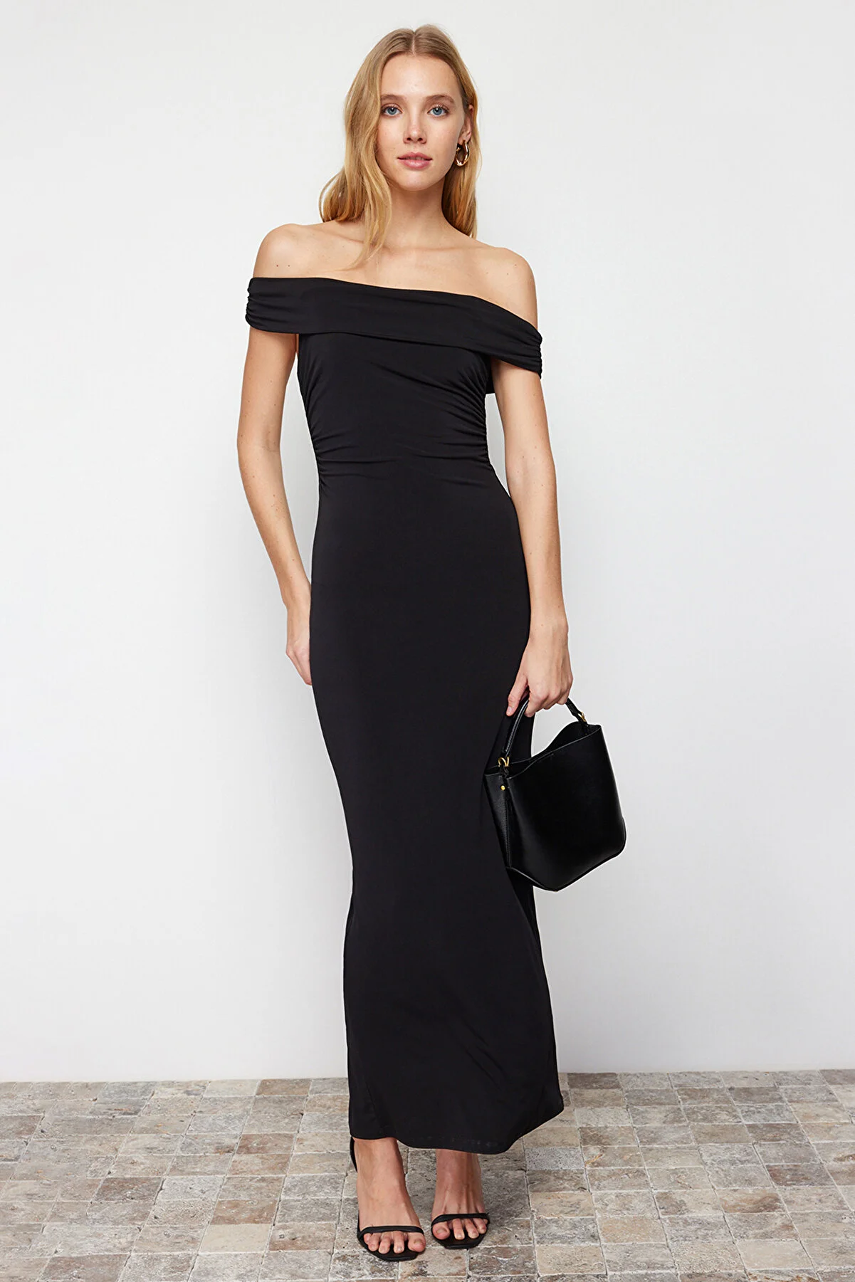Trendyol Collection  Schwarzes Maxi-Bleistiftkleid aus flexiblem Strick mit Carmen-Kragen und figurbetontem Schnitt TWOSS24EL00254