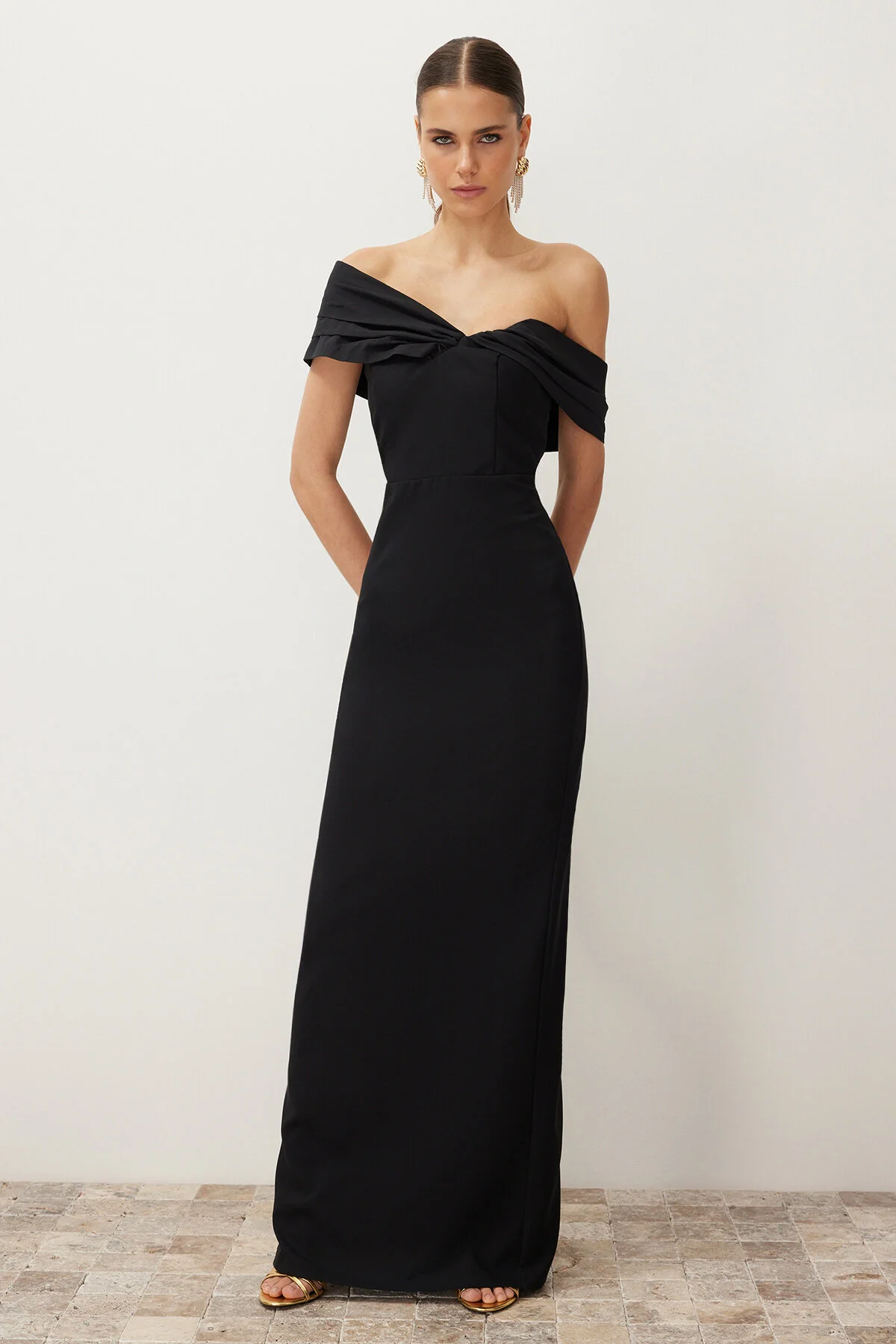 Trendyol Collection  Schwarzes, figurbetontes langes Abendkleid aus Popeline mit asymmetrischem Kragen und Details TPRSS24AE00084