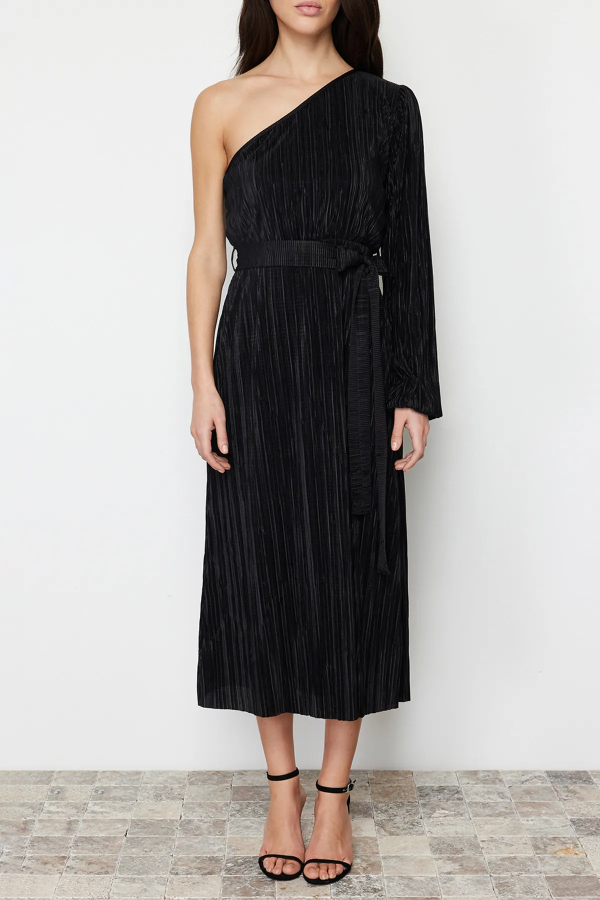 Trendyol Collection  Schwarzes Midi-Bleistiftkleid aus dehnbarem Strick mit Gürtel und einem Ärmel TWOSS24EL00425