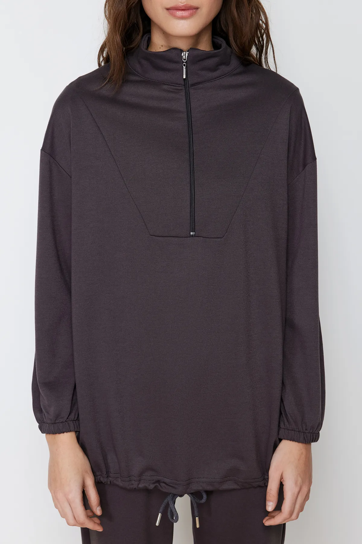 Trendyol Modest  Anthrazitfarbenes Strick-Trainingsanzug-Set mit hohem Kragen und Kordelzug und Reißverschluss TCTAW22EN0051