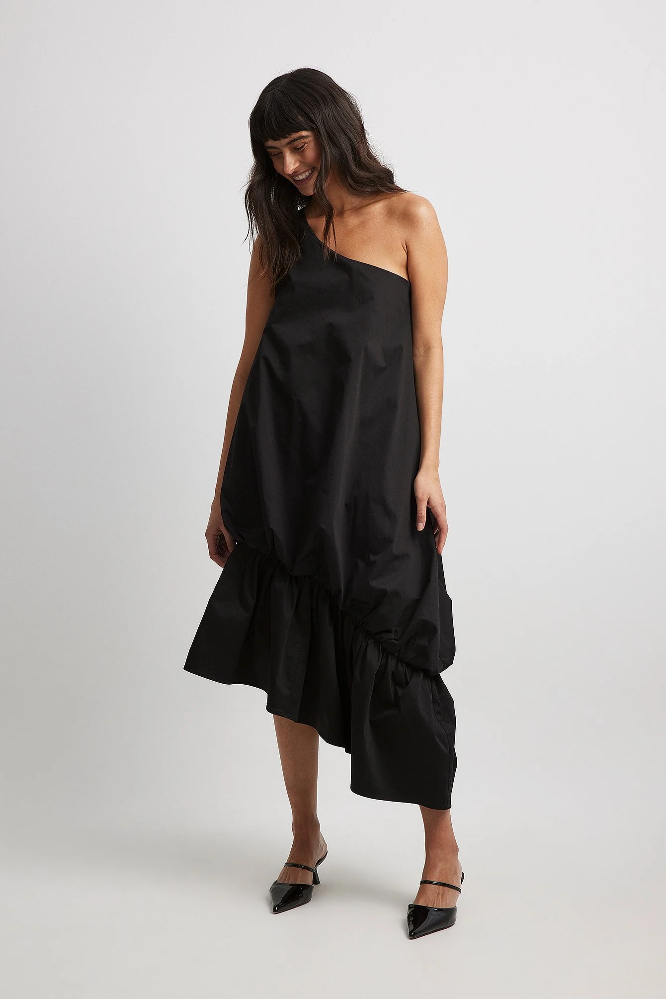 Asymmetrisches voluminöses One-Shoulder-Kleid