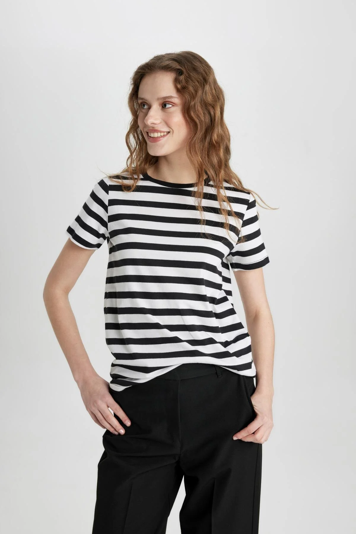 DeFacto  Kurzarm-T-Shirt mit normaler Passform und Rundhalsausschnitt C2612ax24sp