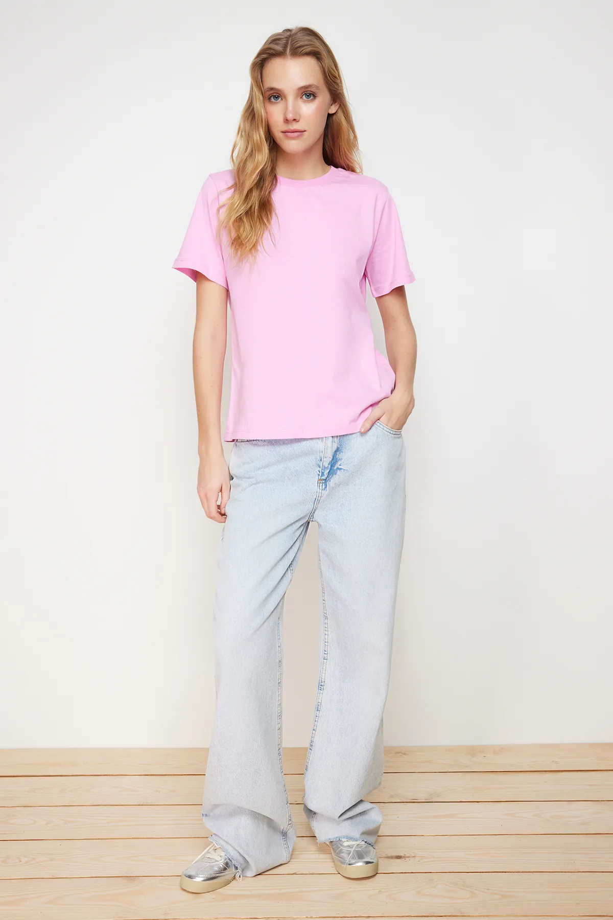 Trendyol Collection  Rosafarbenes Basic-Strick-T-Shirt mit Rundhalsausschnitt aus 100 % Baumwolle TWOSS23TS00000