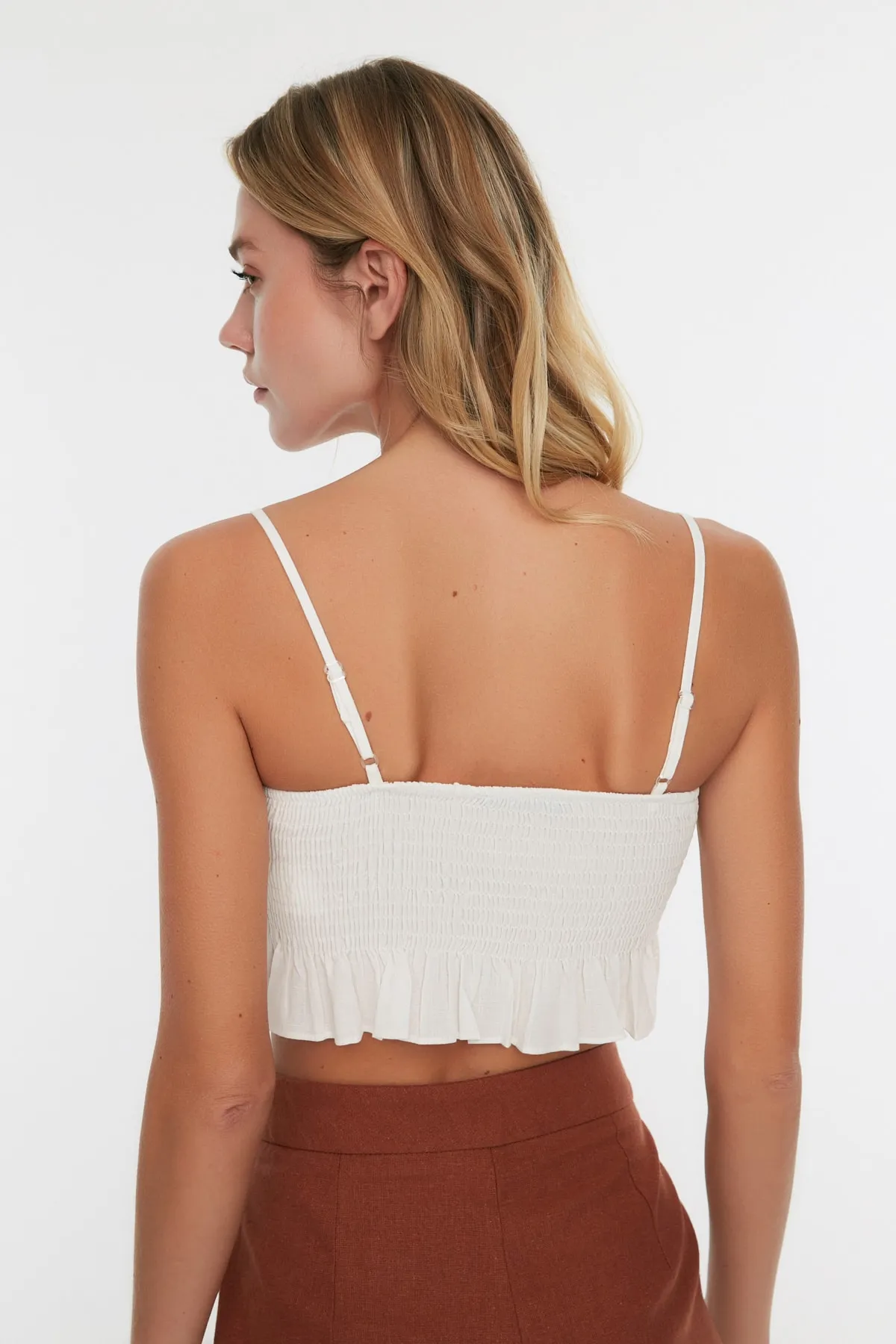Trendyol Collection  Weiße, bauchfreie, gewebte Rüschenbluse aus 100 % Baumwolle TBESS21BZ0661
