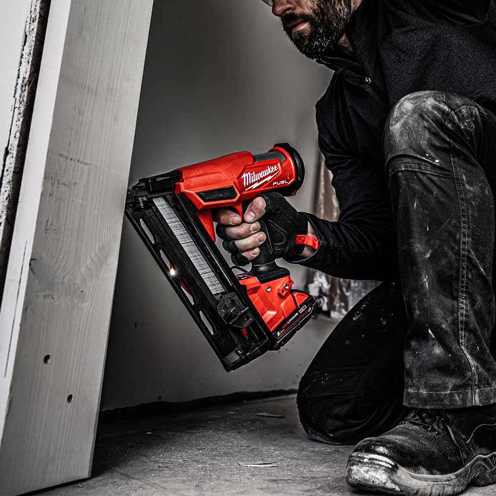 Pregador pneumático de acabamento Milwaukee Fuel 18V, calibre 16, ângulo reto de 20 graus, modelo M18FN16GA-0C