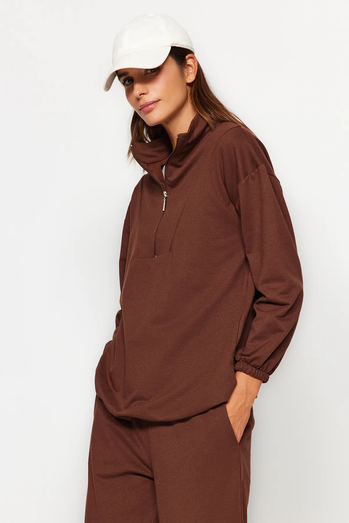 Trendyol Modest  Braunes Strick-Trainingsanzug-Set mit hohem Kragen und Kordelzug und Reißverschluss TCTAW22EN0051