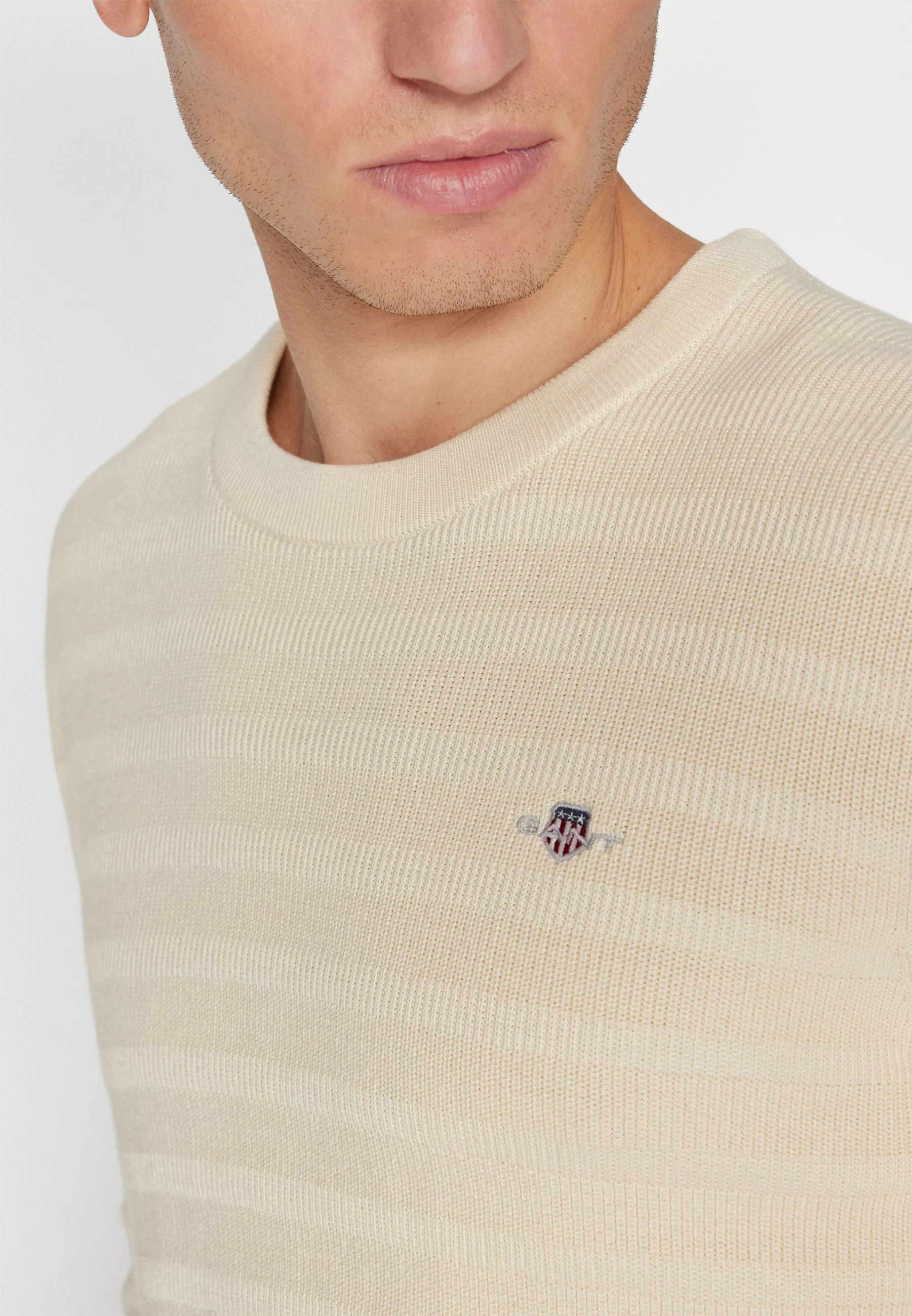 Suéter GANT con cuello en C y textura de rayas