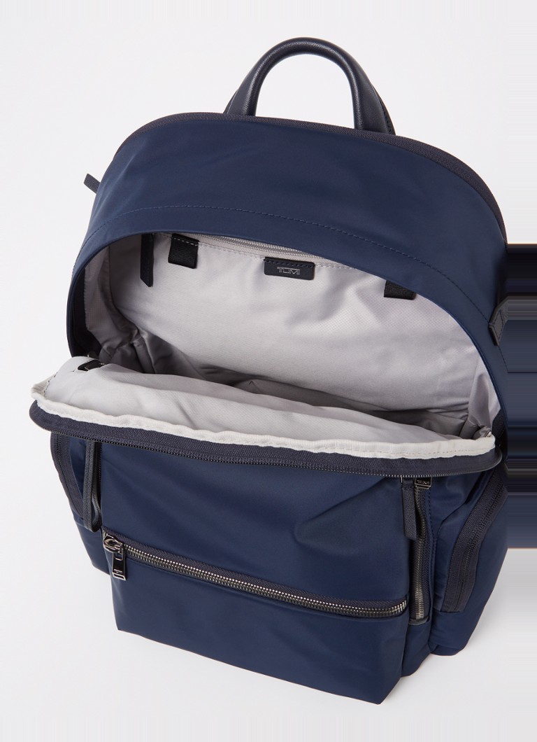 Mochila Tumi Voyageur Celina com detalhes em couro e compartimento para laptop de 15 polegadas.